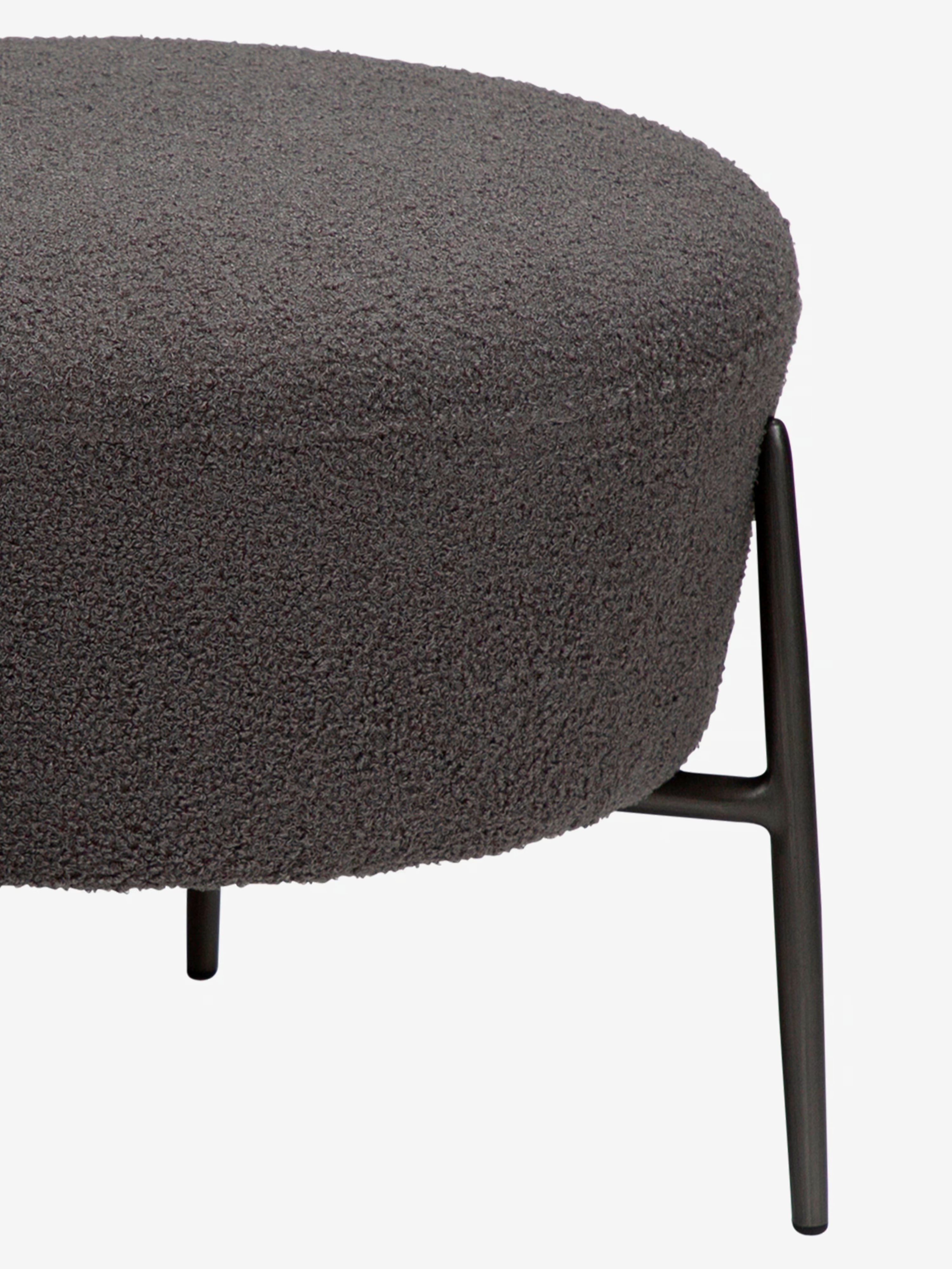 Orbit Pouf – sustainable comfort in RPES bouclé and metal frame