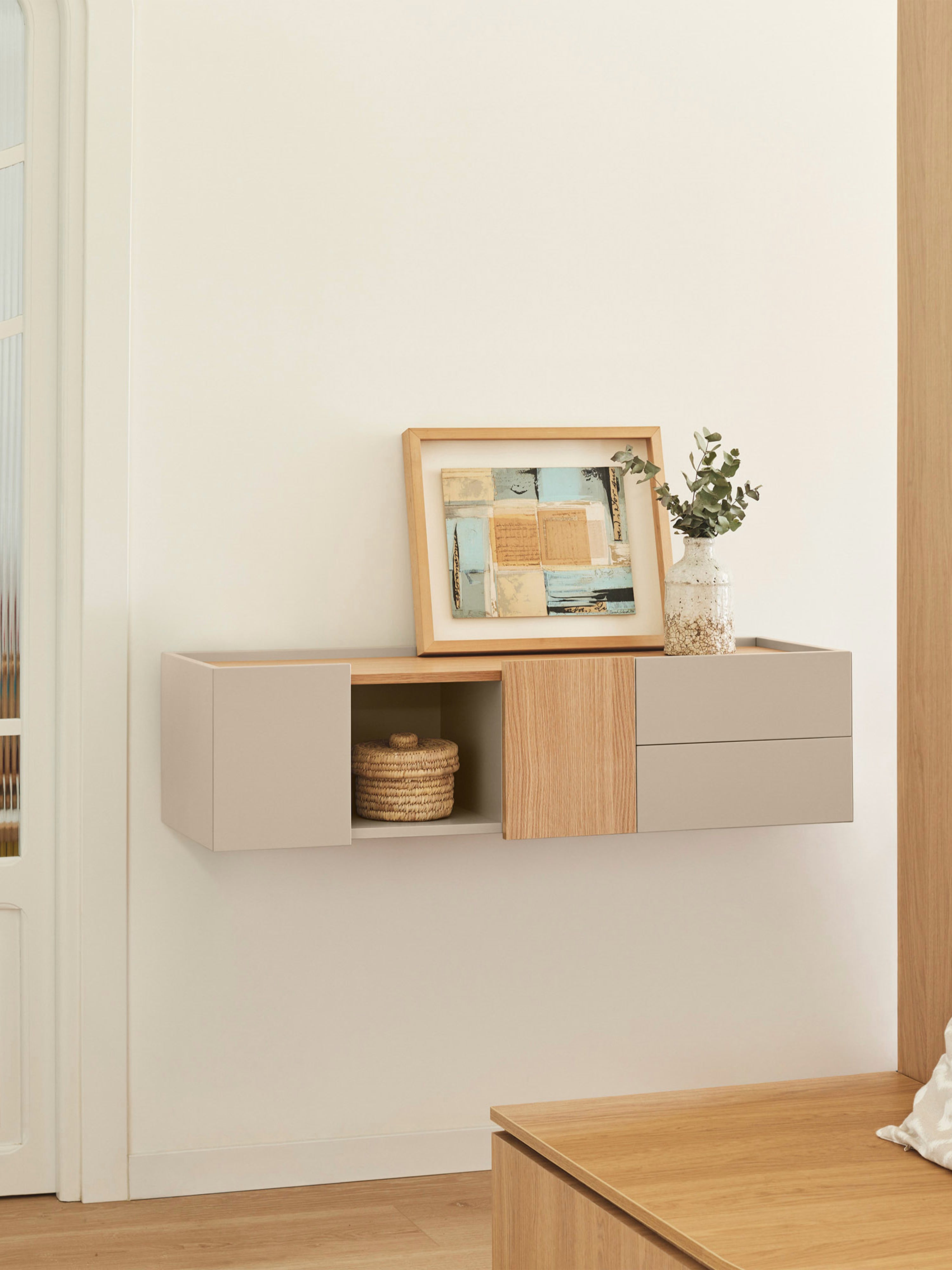 Otto consola suspendida en roble natural y mdf lacado beige arena 110 x 29 cm