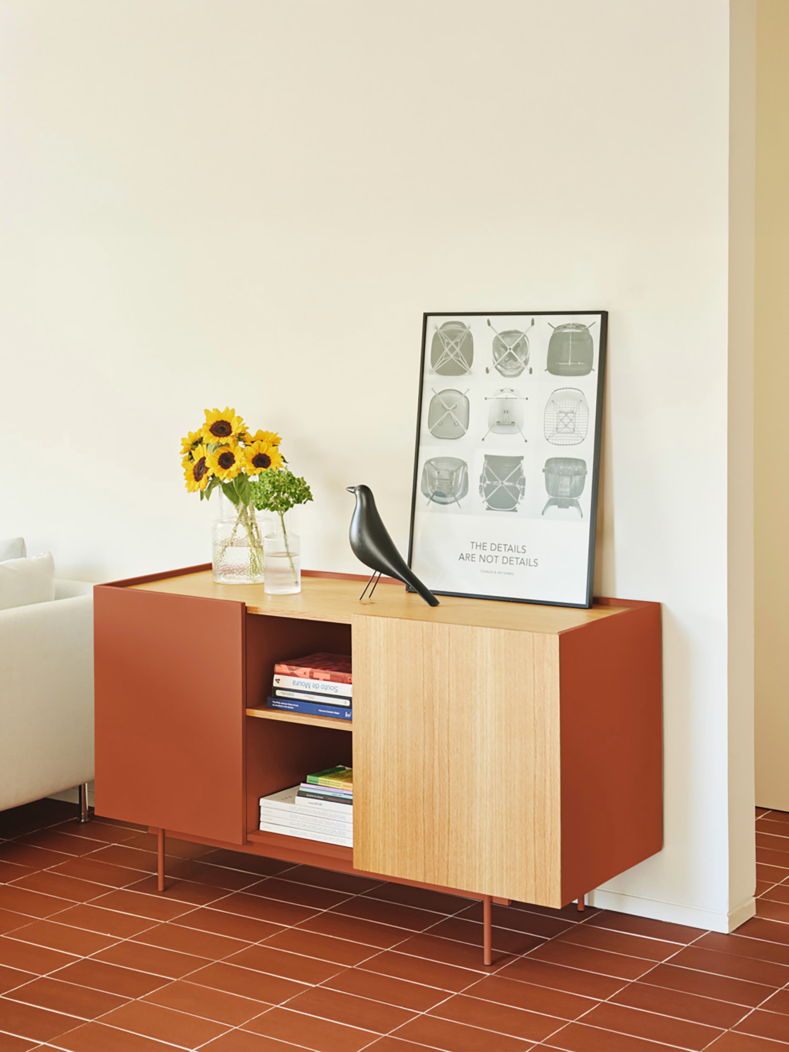 Otto aparador de 2 puertas en roble natural y terracota – aparador moderno 135 x 78 cm