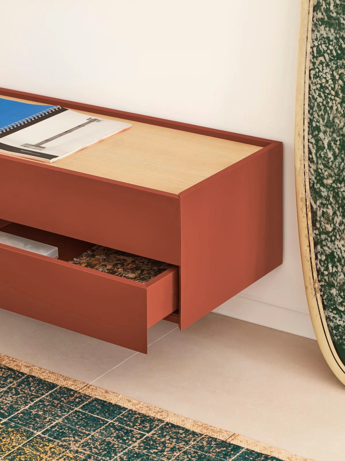Otto mueble TV con 2 puertas y 2 cajones en roble y metal terracota 180 x 45 cm