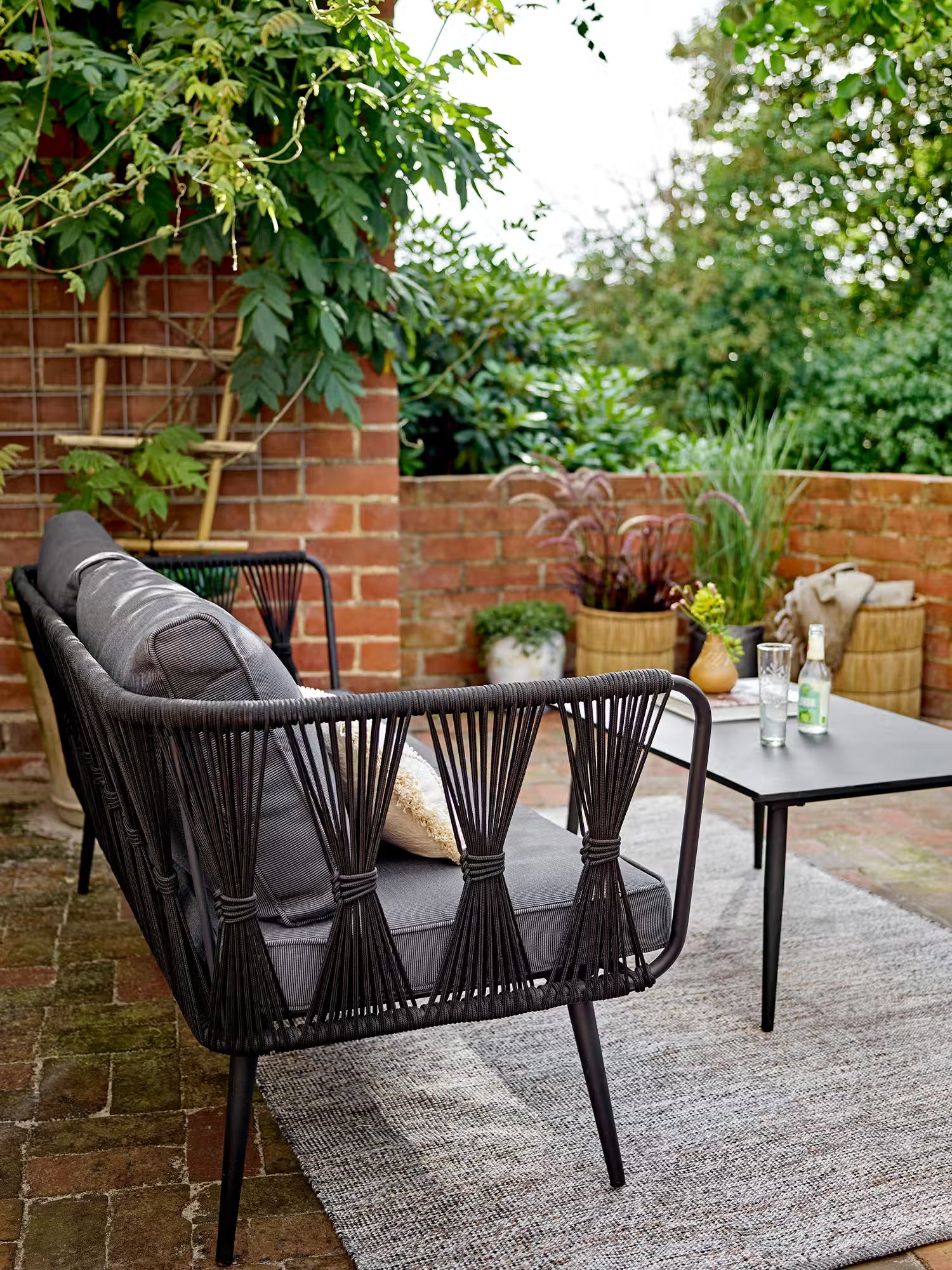 Pavone Sofá de exterior en metal y cuerda negra trenzada 174 cm - diseño minimalista y elegante