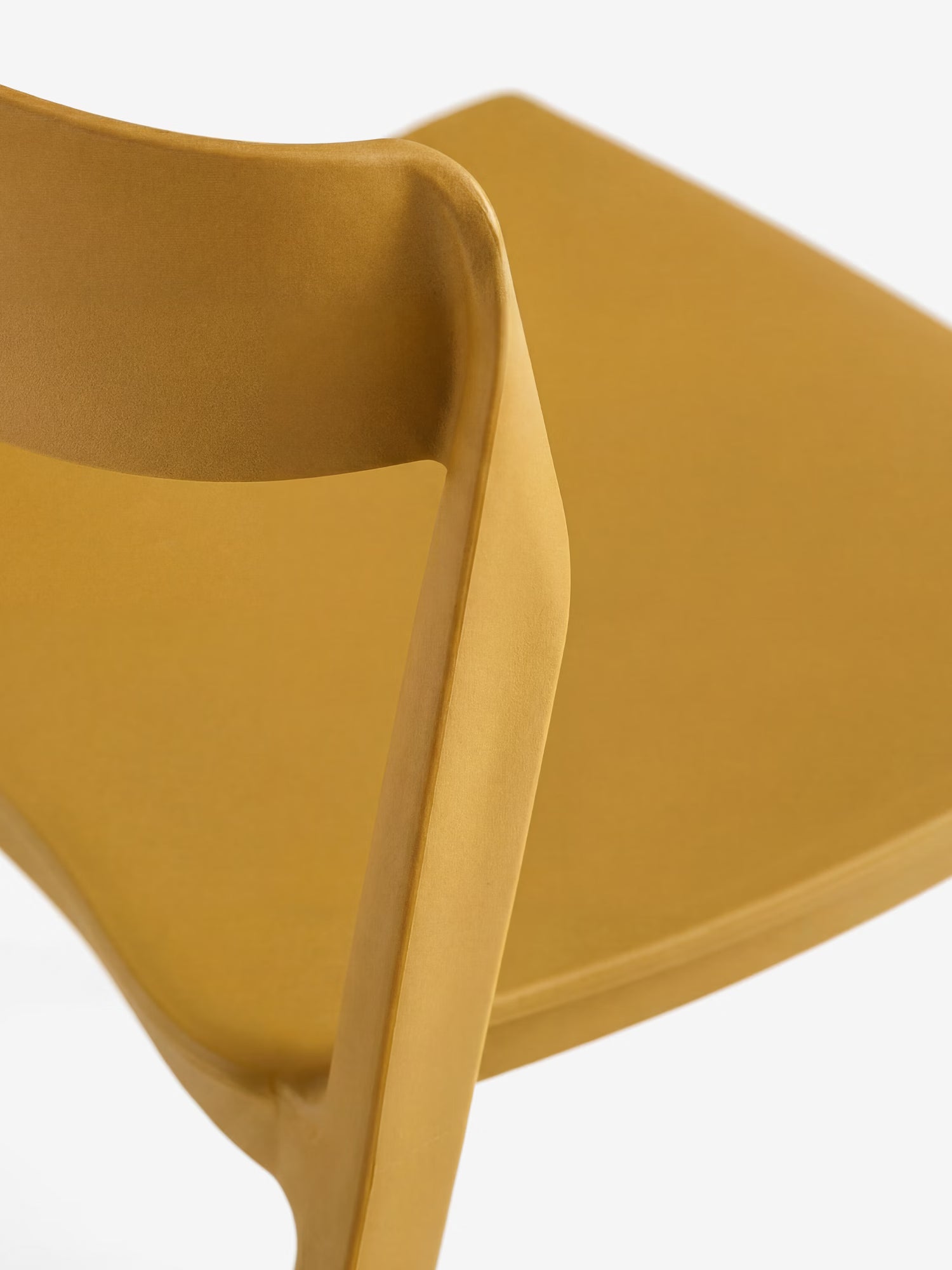 Perla Silla apilable de polipropileno con diseño moderno y versátil
