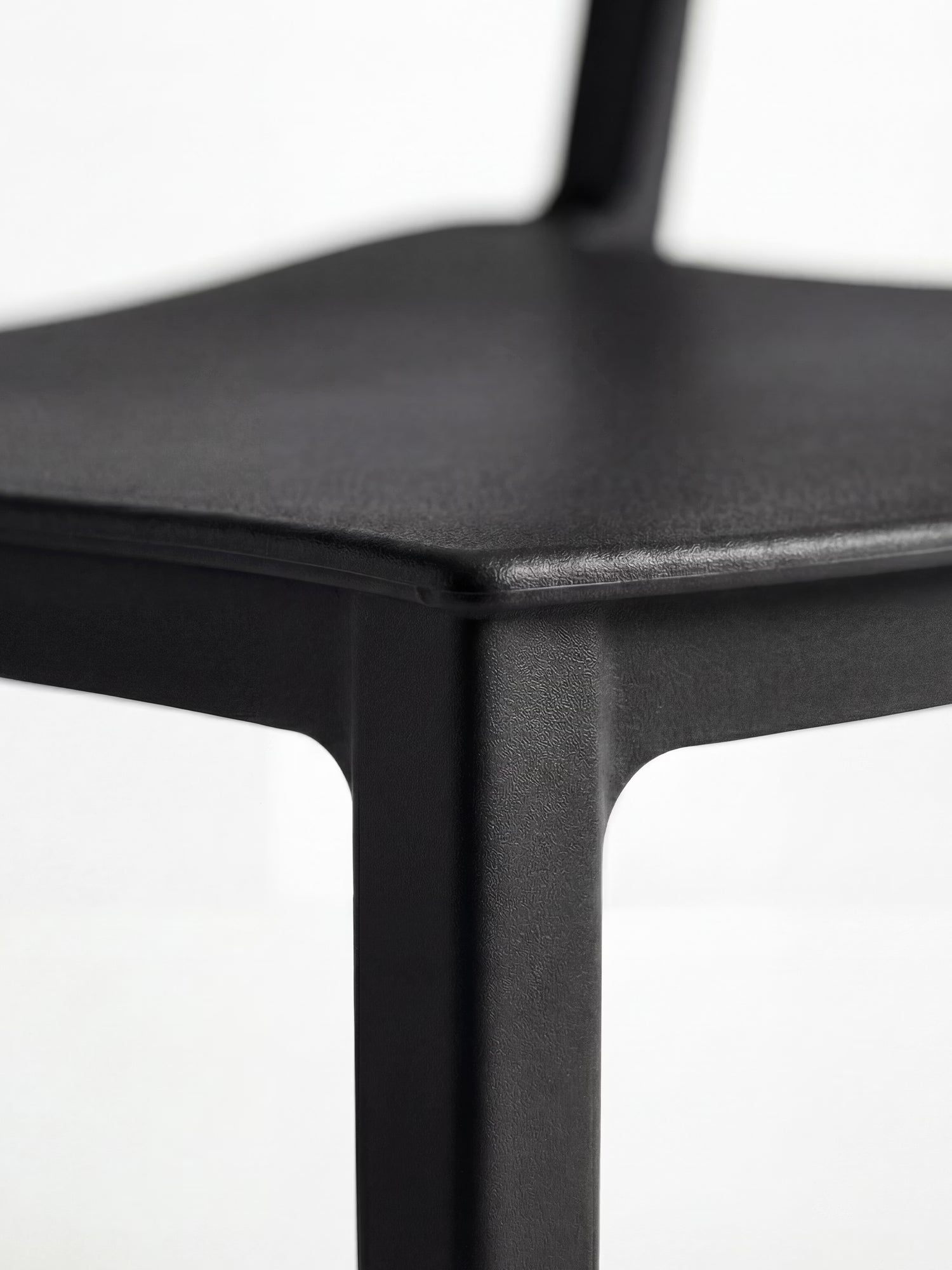 Perla Silla apilable de polipropileno con diseño moderno y versátil