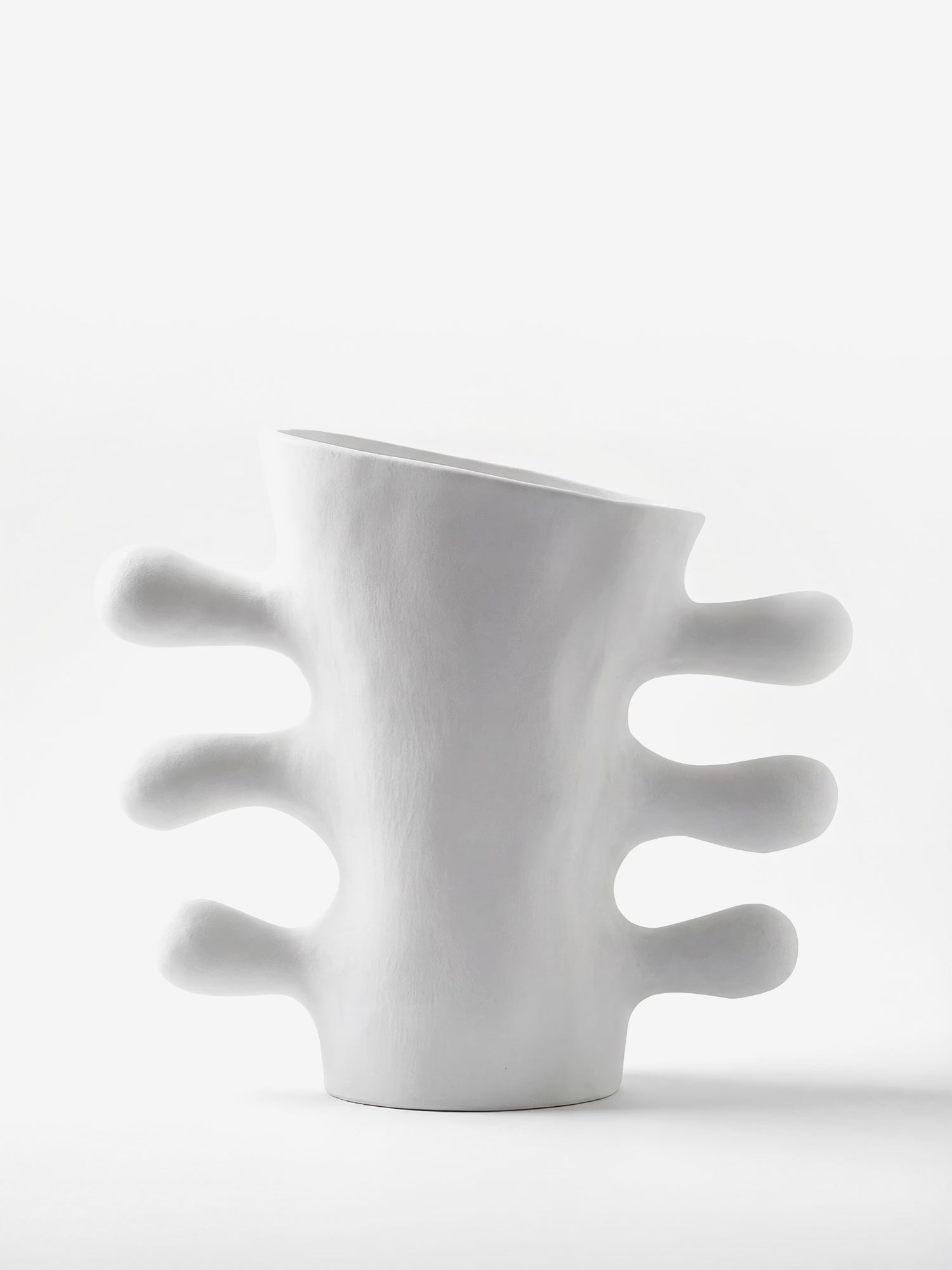 Pernilla Vase sculptural en grès blanc