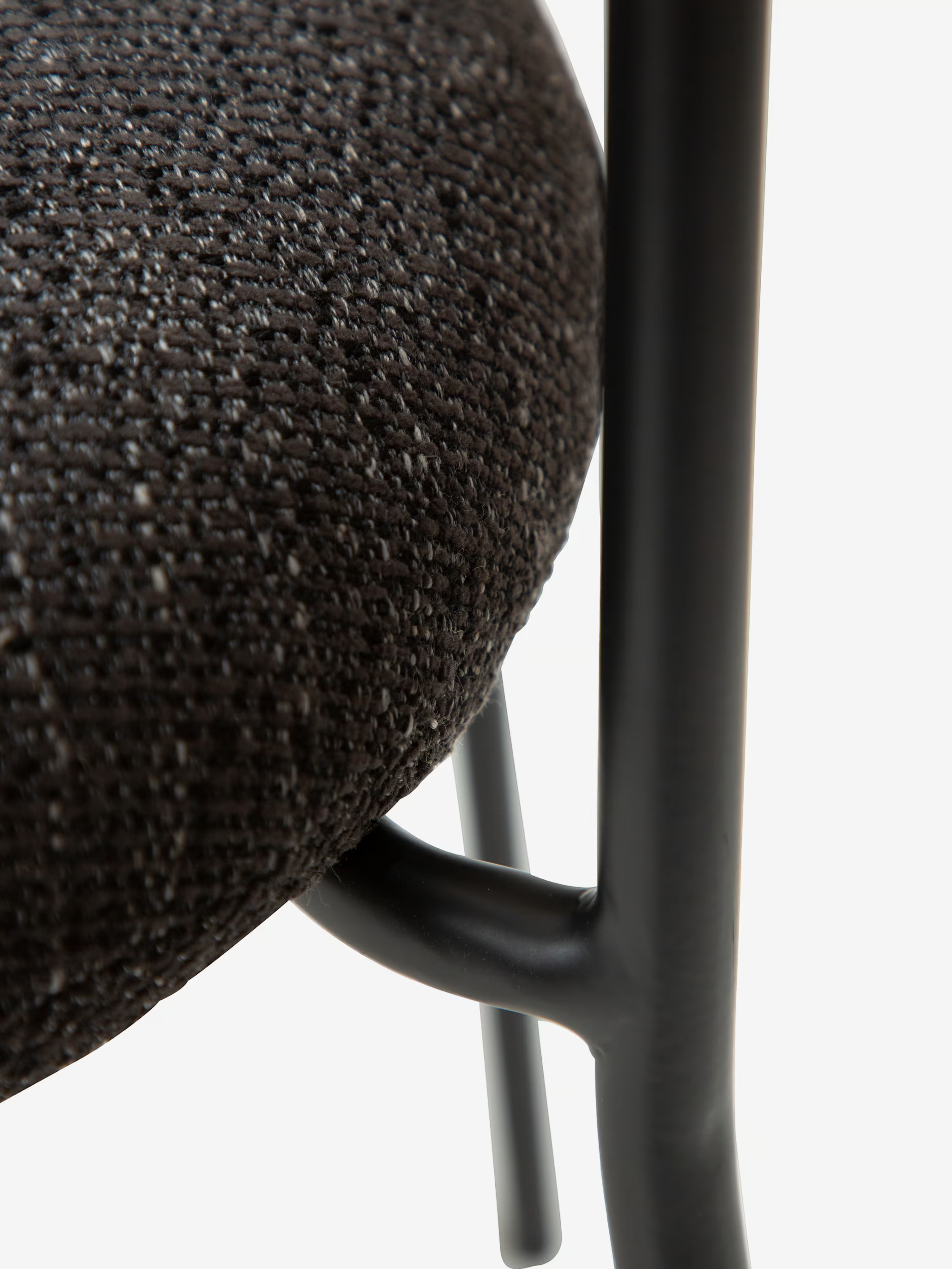Plenti Chaise avec accoudoirs en tissu bouclé et structure en métal - design léger et élégant