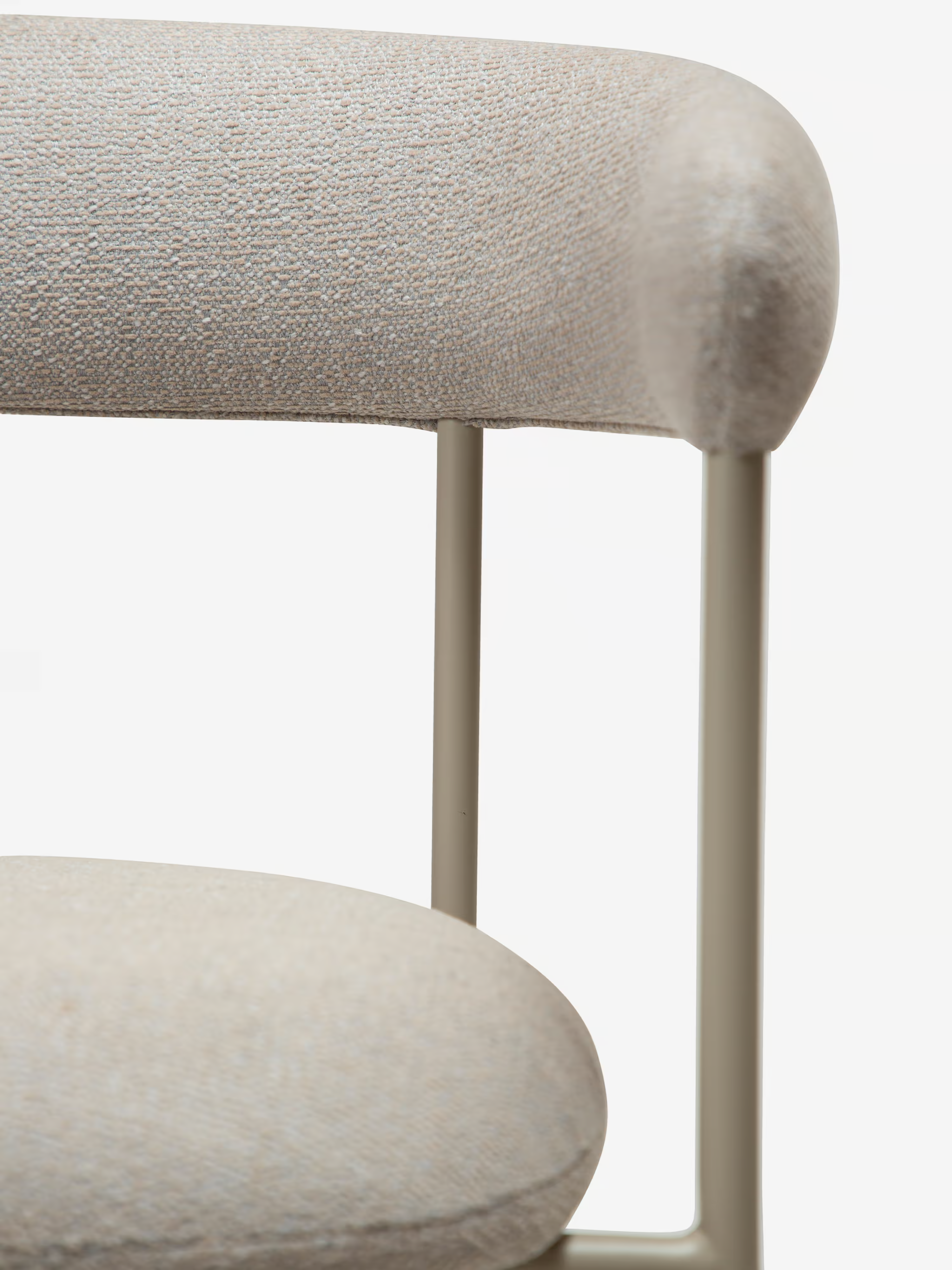 Plenti Chaise avec accoudoirs en tissu bouclé et structure en métal - design léger et élégant
