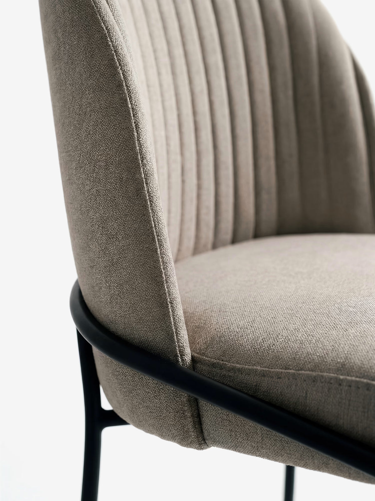 Plissé upholstered chair in waterproof cream fabric - pleated backrest and black metal legs