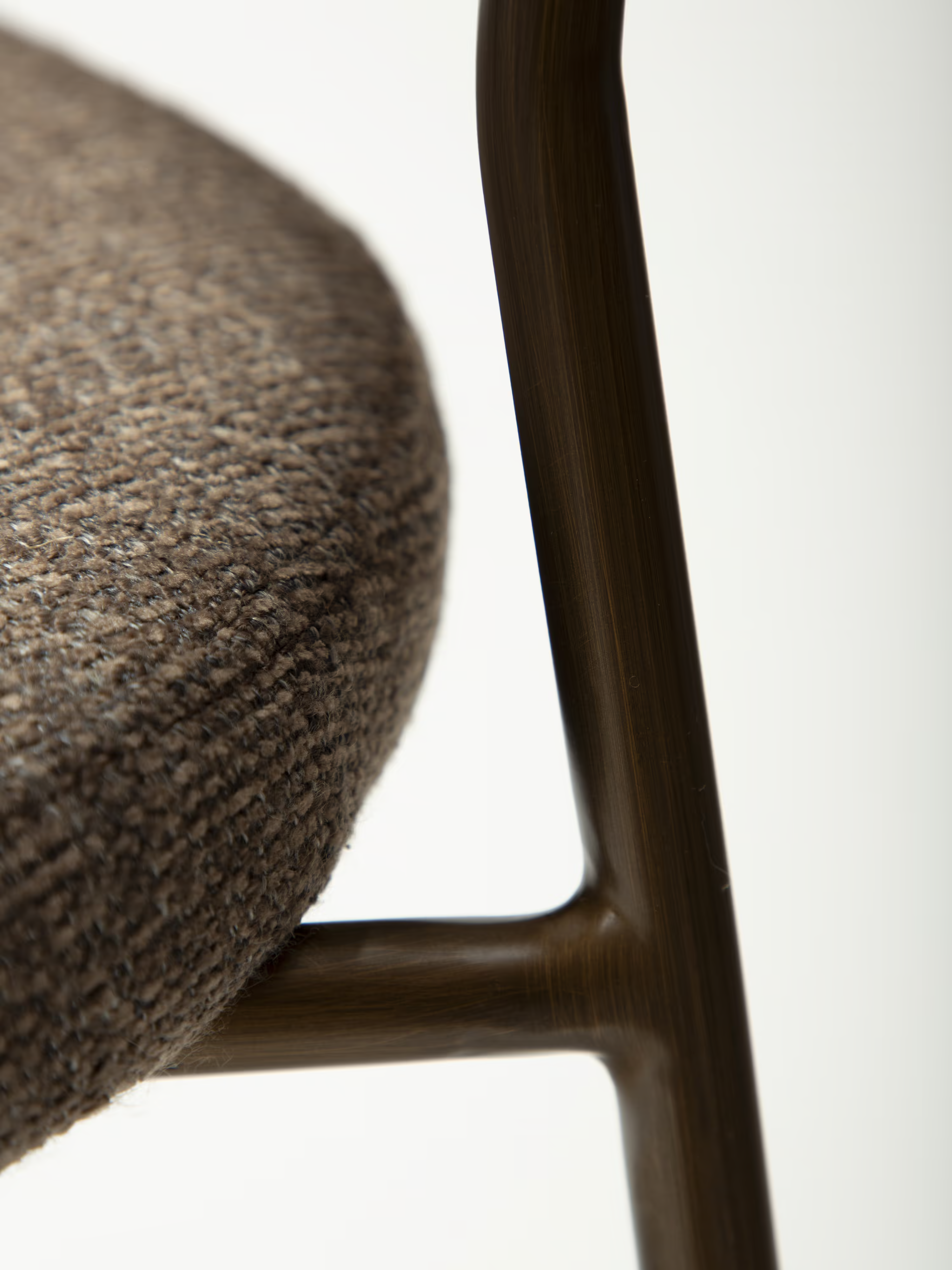 Reboot Stuhl aus Bouclé und lackiertem Metall - weiche Eleganz im zeitgenössischen Stil