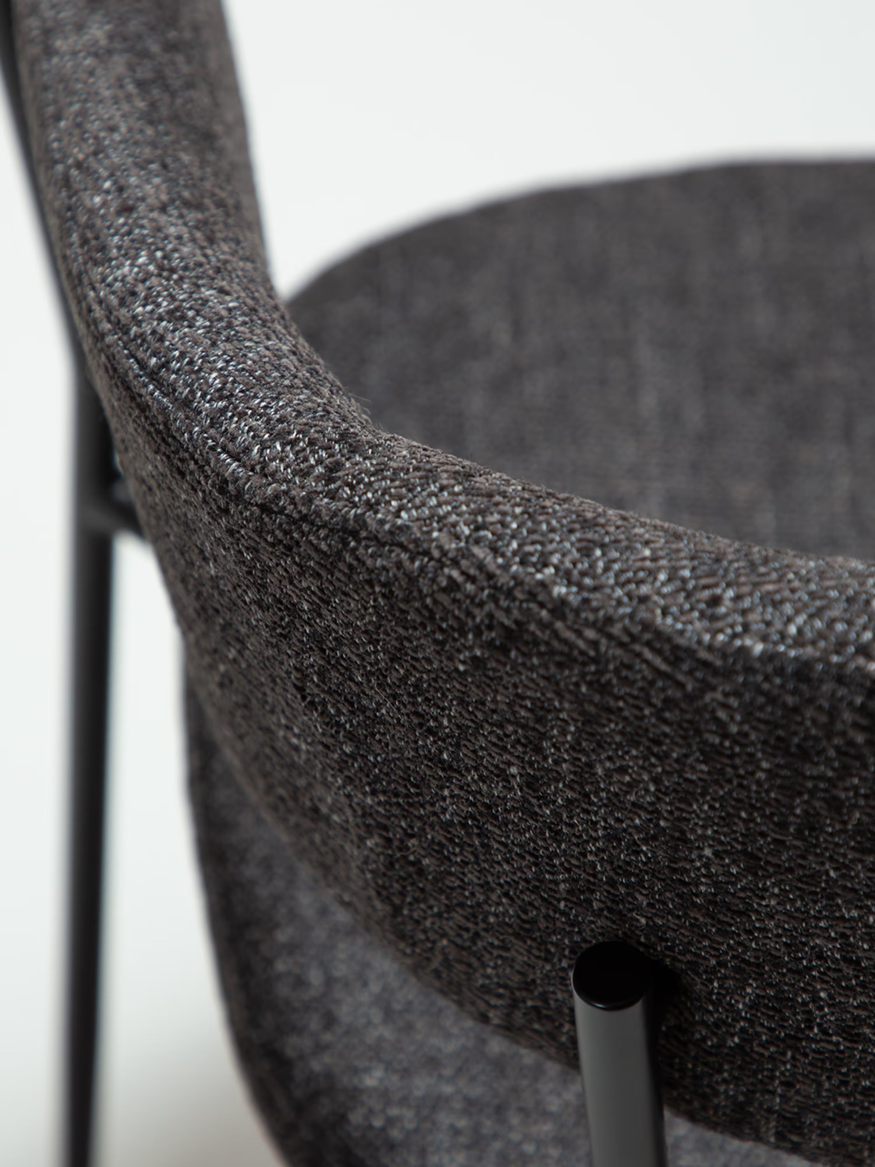 Reboot Stuhl aus Bouclé und lackiertem Metall - weiche Eleganz im zeitgenössischen Stil