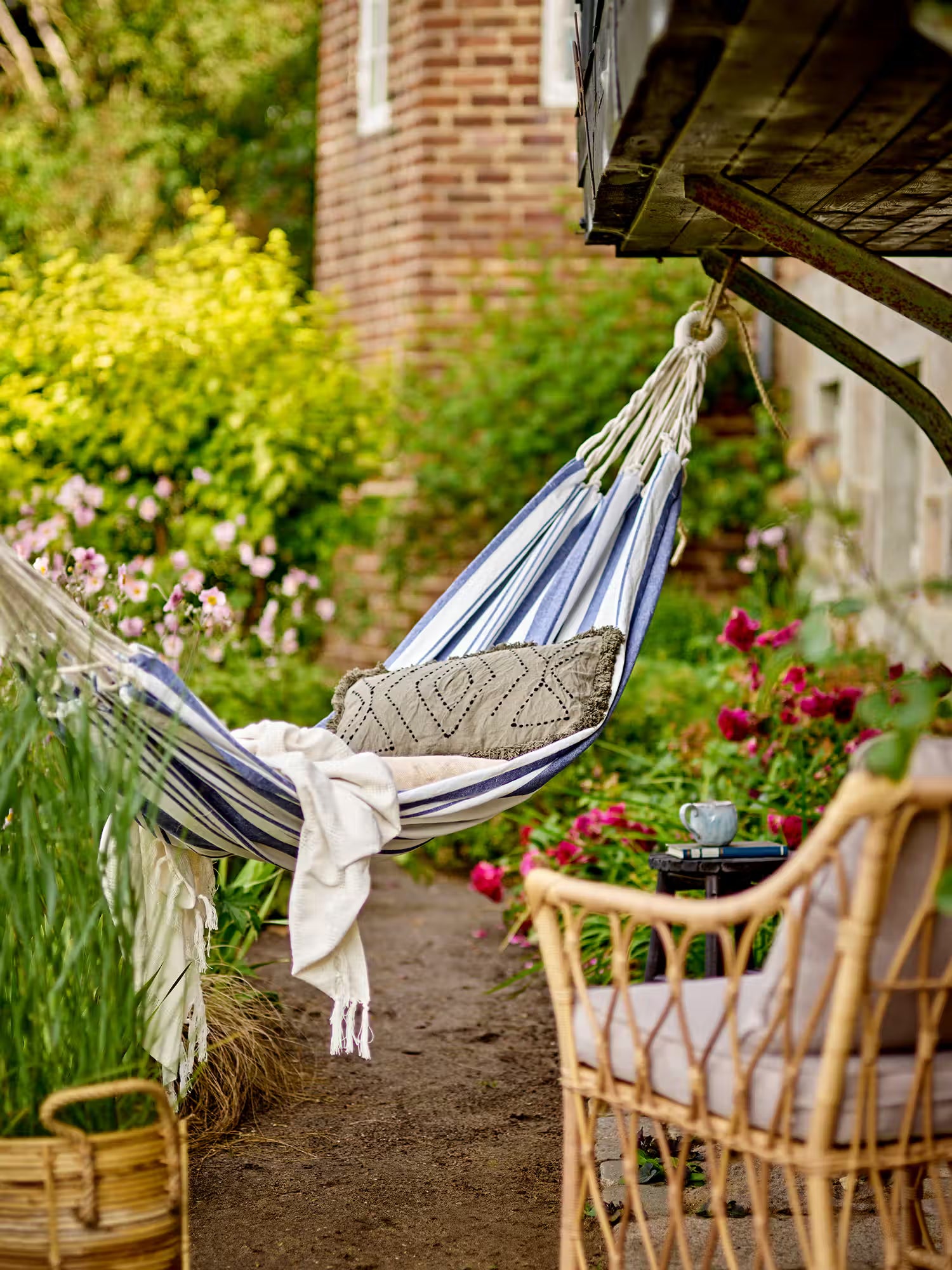 Remo Outdoor hammock in blue striped cotton with natural charm