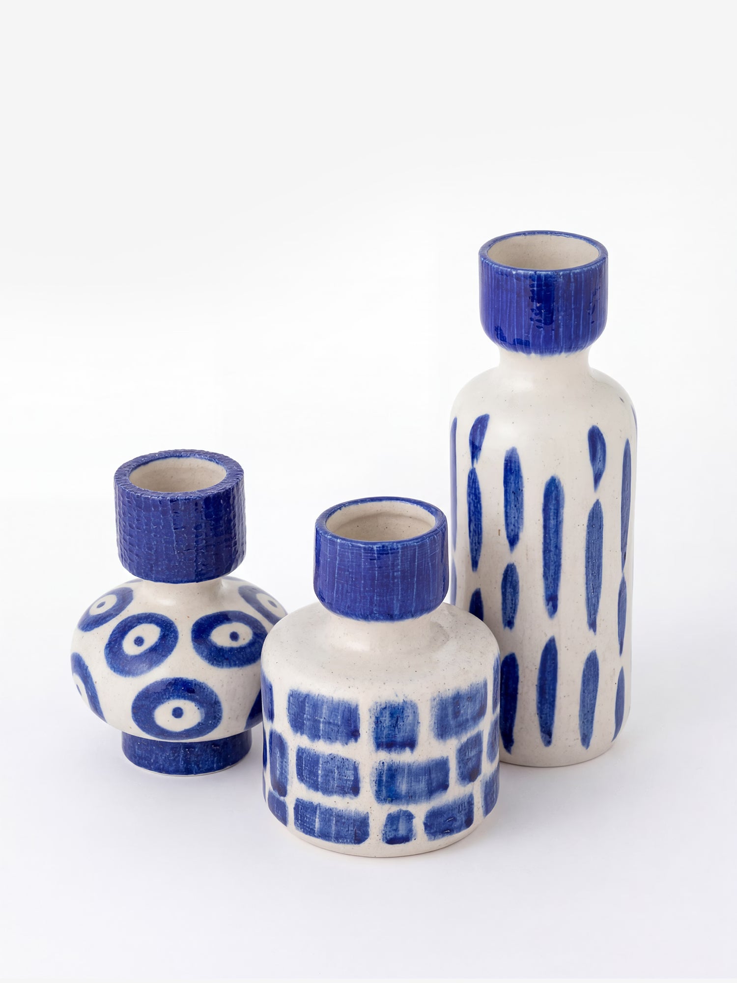 Romane set de 3 jarrones decorativos de gres azul y blanco pintados a mano