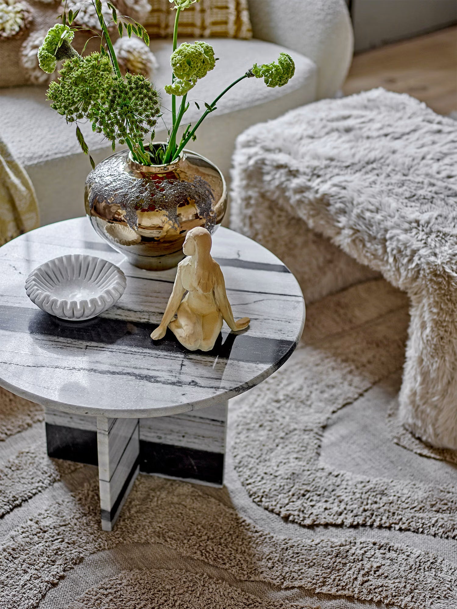 Rosito Low round coffee table in white marble with black veins and sculptural base