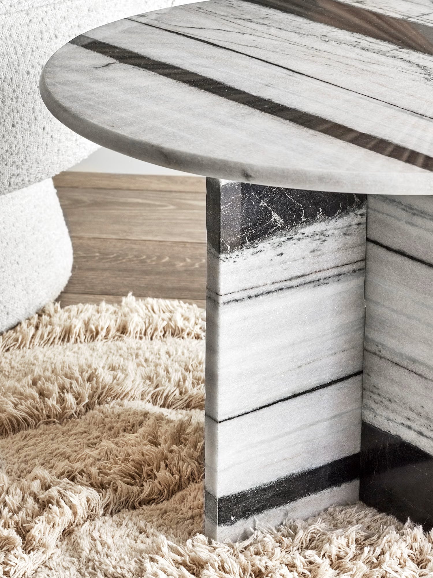 Rosito Low round coffee table in white marble with black veins and sculptural base
