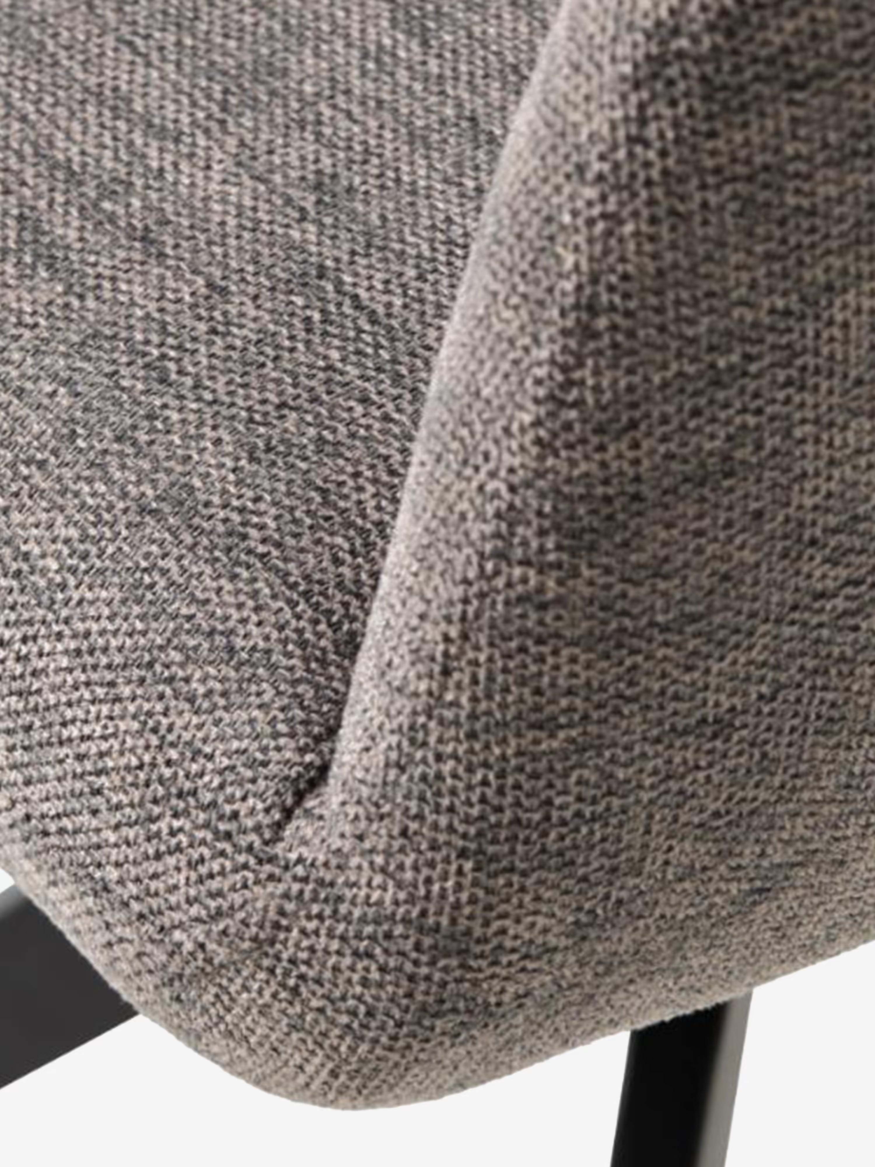 Roxana Chaise pivotante rembourrée en tissu avec accoudoirs et base en métal noir