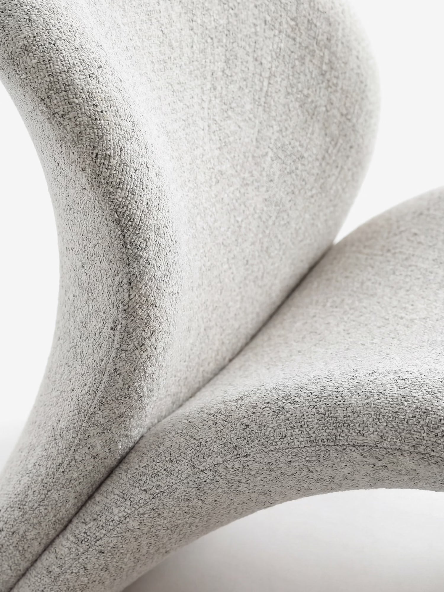 Sofia Poltrona lounge FSC® 100% in tessuto misto cotone panna - design minimale e scultoreo