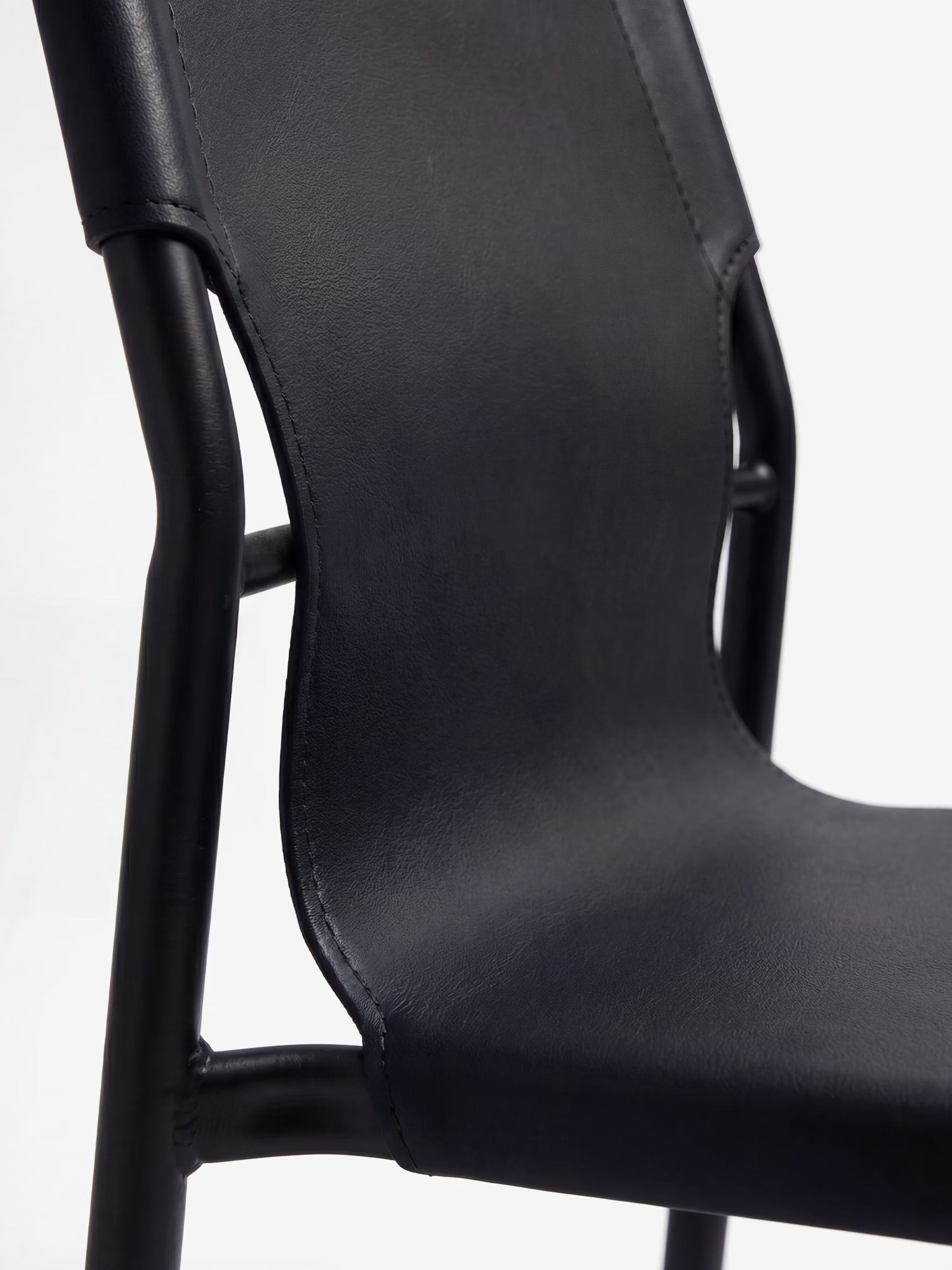 Sveva sedia di design in similcuoio con struttura in metallo nero