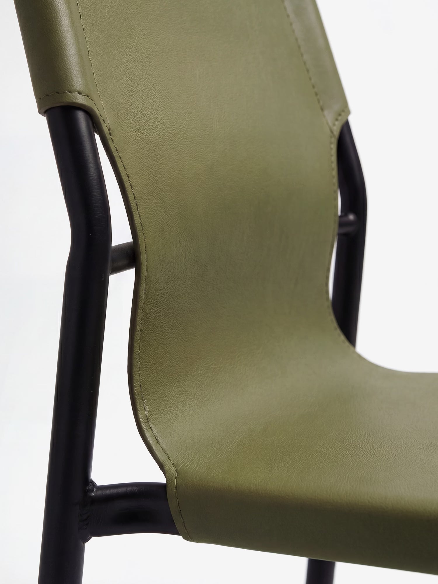 Sveva sedia di design in similcuoio con struttura in metallo nero