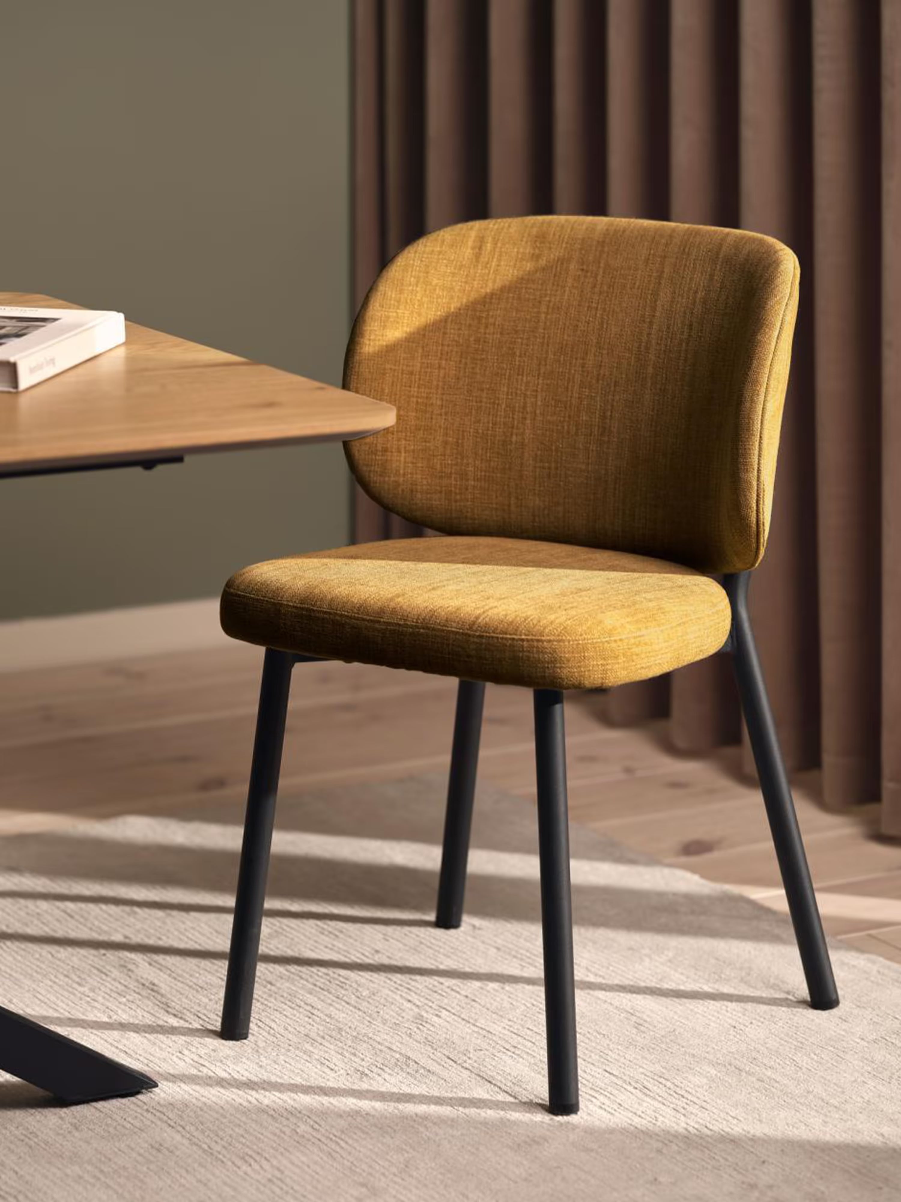 Swan Chaise rembourrée en tissu effet velours côtelé avec pieds noirs en métal