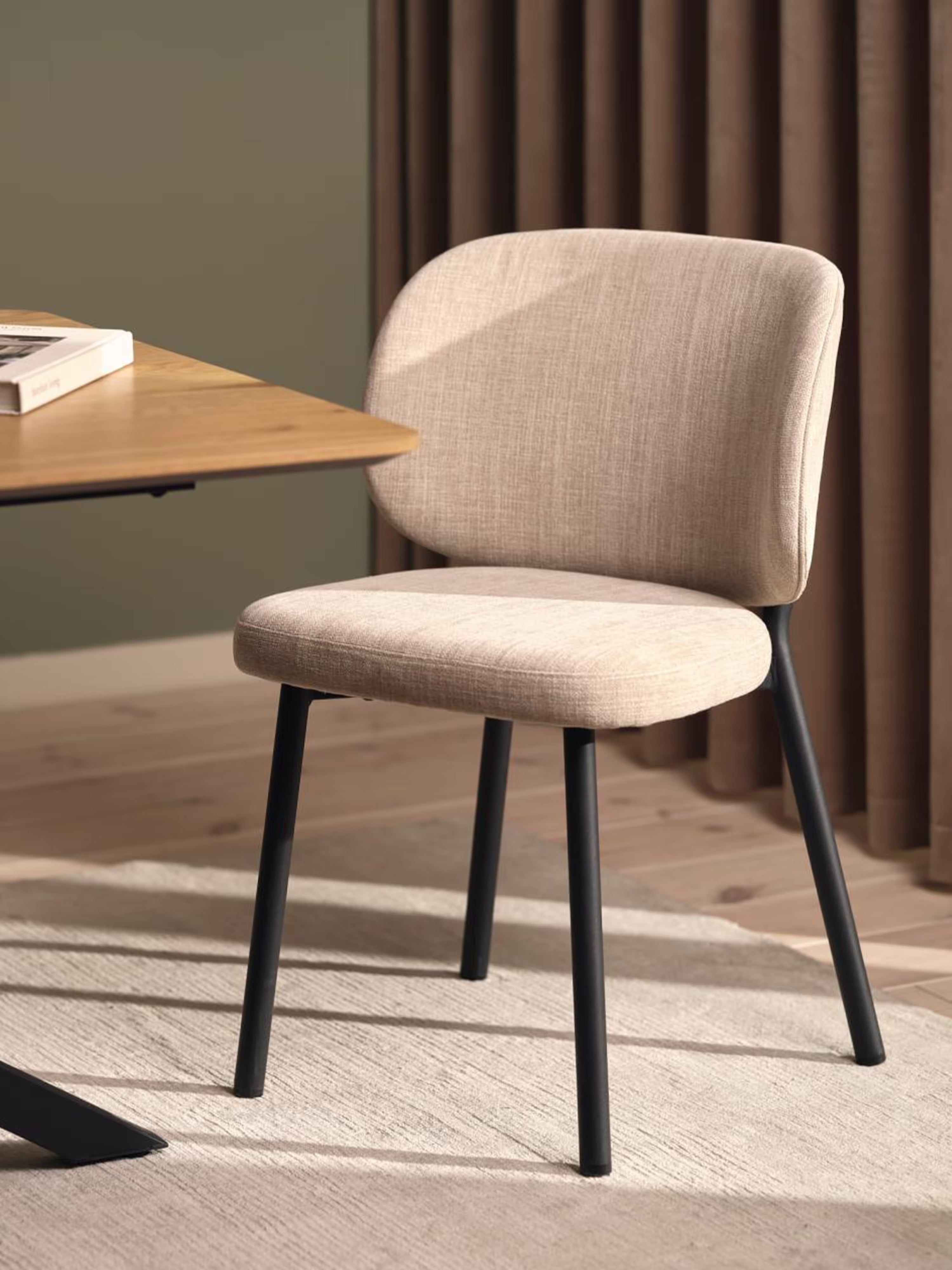 Swan Chaise rembourrée en tissu effet velours côtelé avec pieds noirs en métal