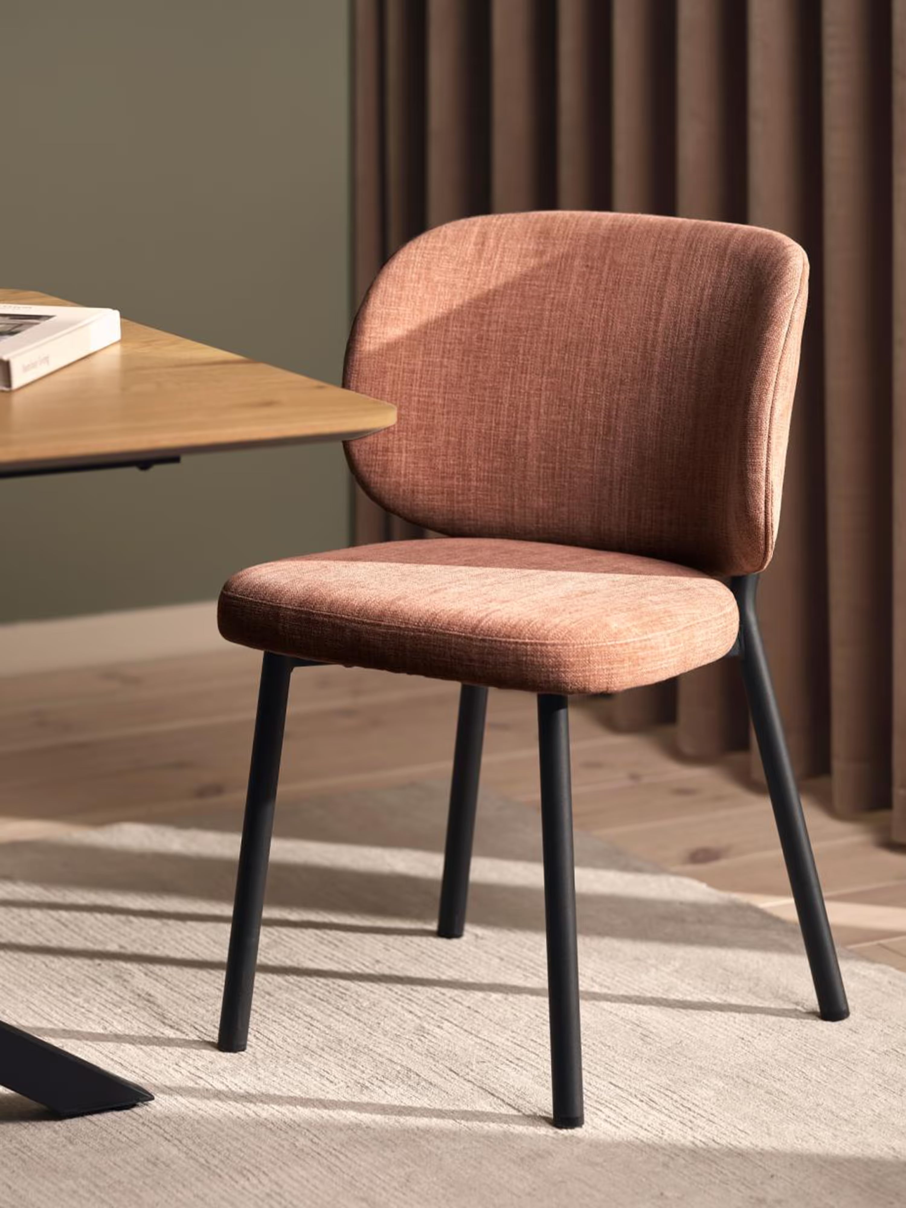 Swan Chaise rembourrée en tissu effet velours côtelé avec pieds noirs en métal