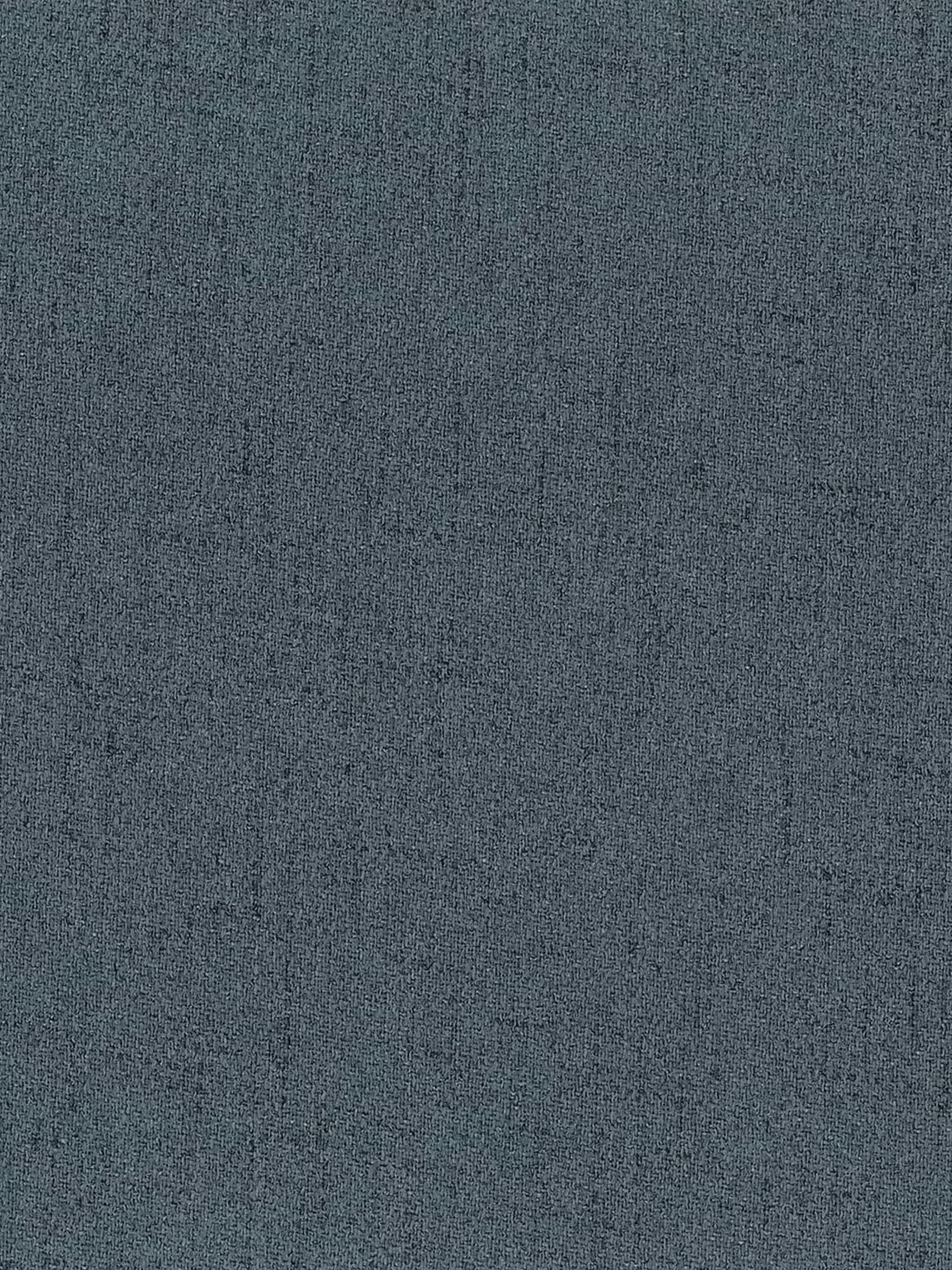 Cloe Cama acolchada de diseño elegante con patas de metal y tejido flameado impermeable