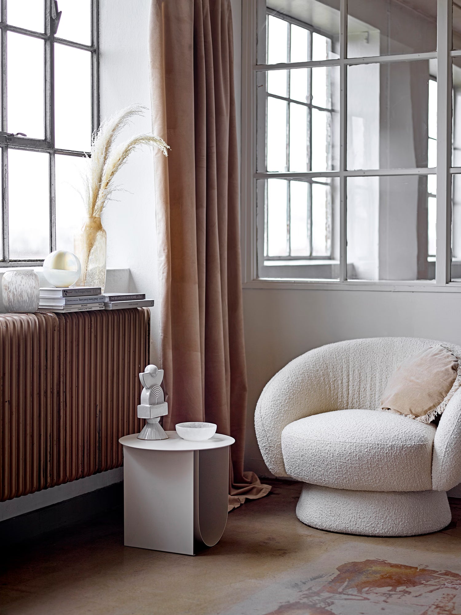 TED Poltroncina lounge di design in tessuto bouclé bianco con base centrale e schienale avvolgente