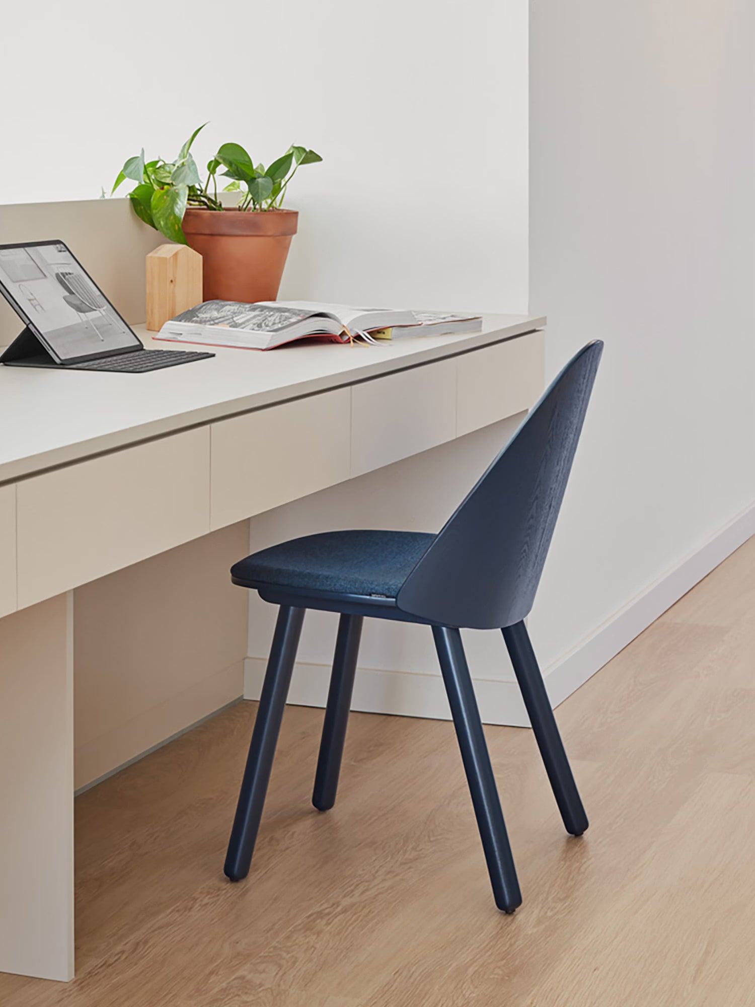 Uma Chaise en frêne et bois massif avec assise rembourrée en tissu