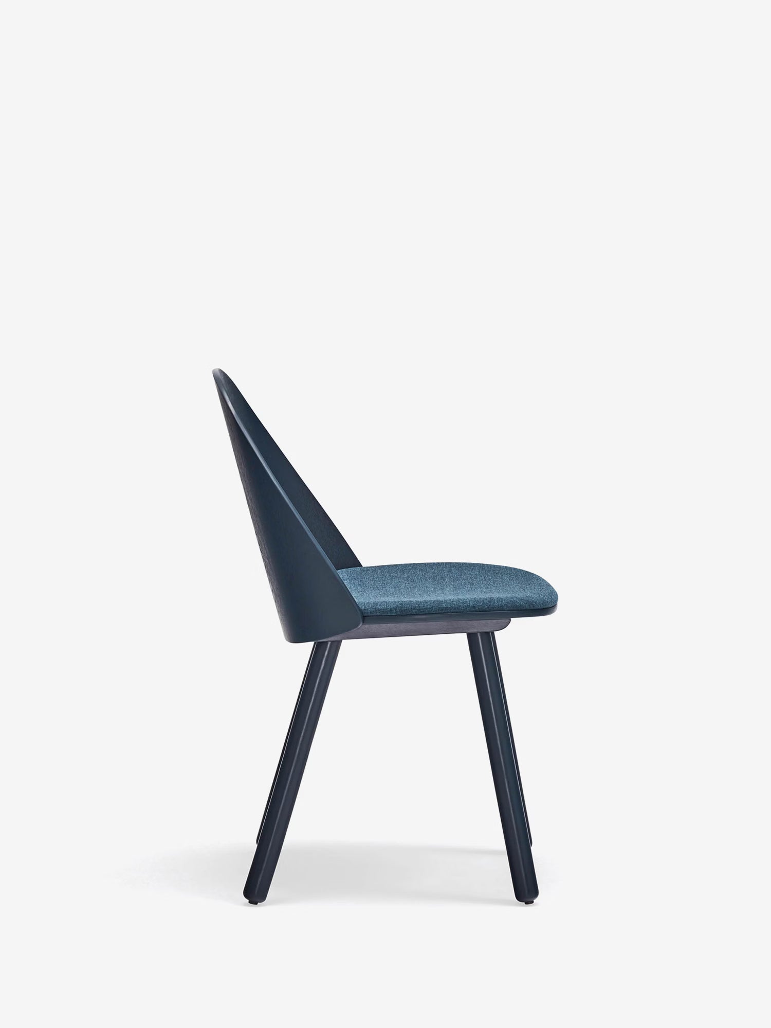 Uma Chaise en frêne et bois massif avec assise rembourrée en tissu