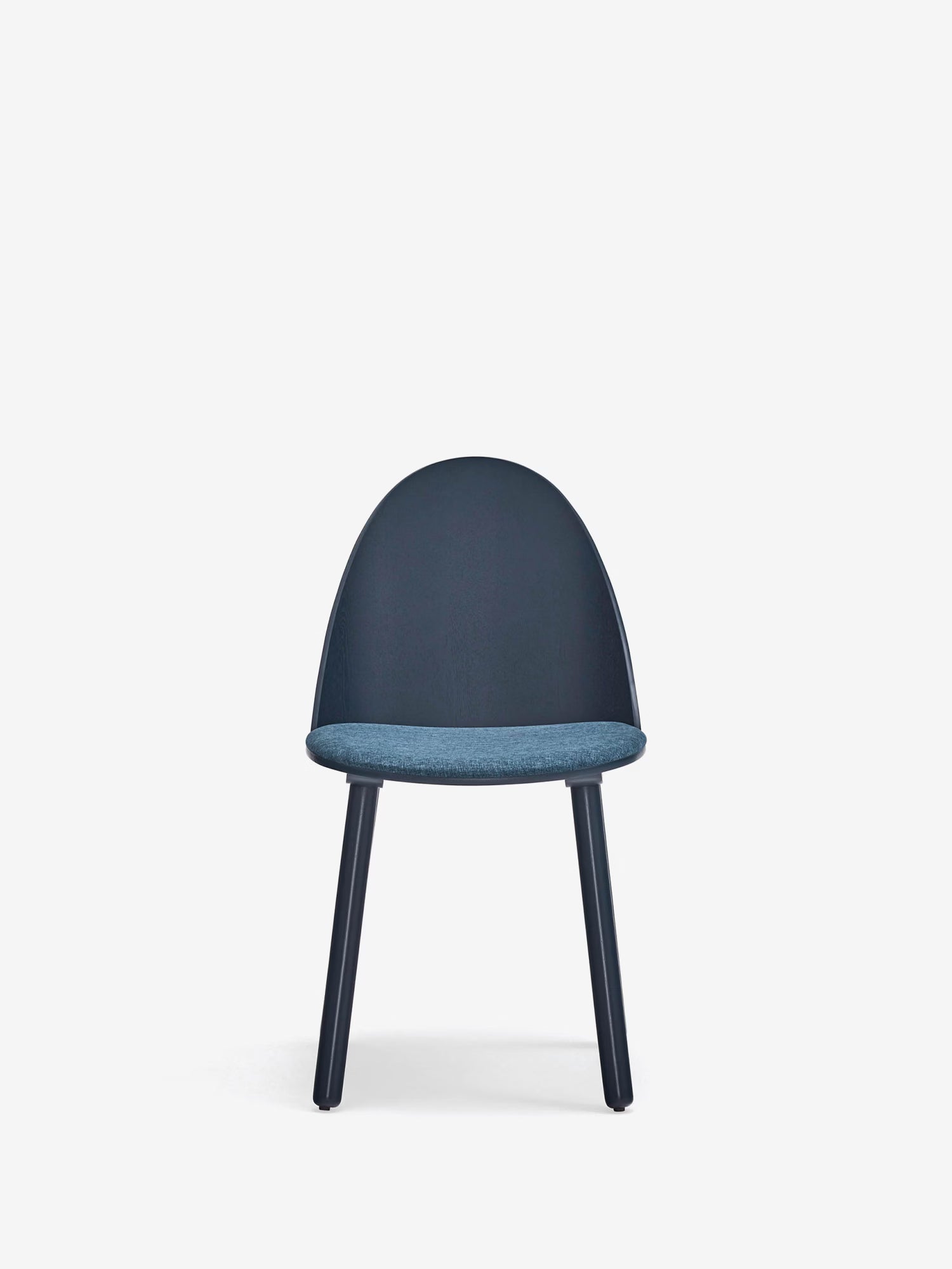 Uma Chaise en frêne et bois massif avec assise rembourrée en tissu