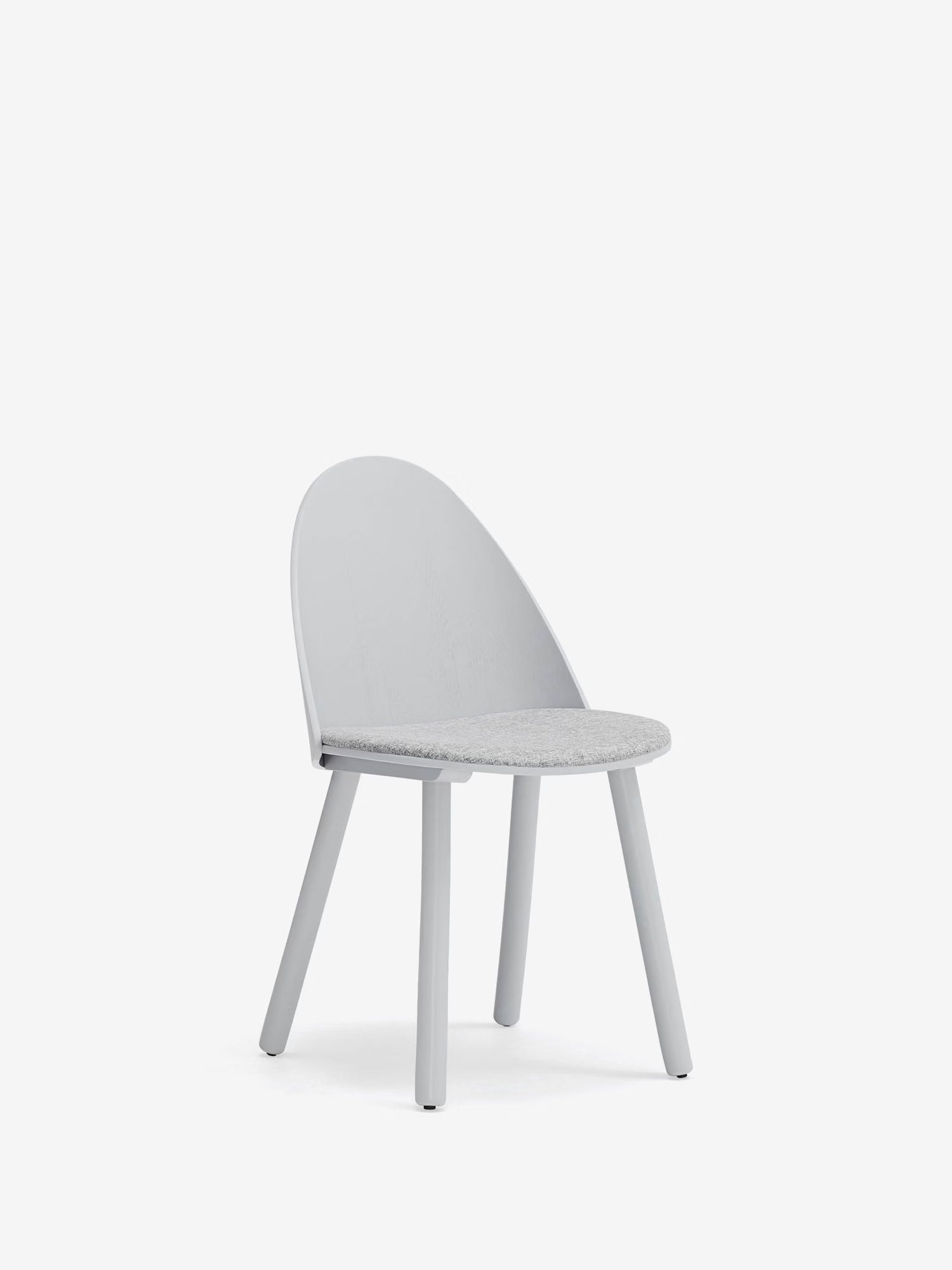 Uma Chaise en frêne et bois massif avec assise rembourrée en tissu