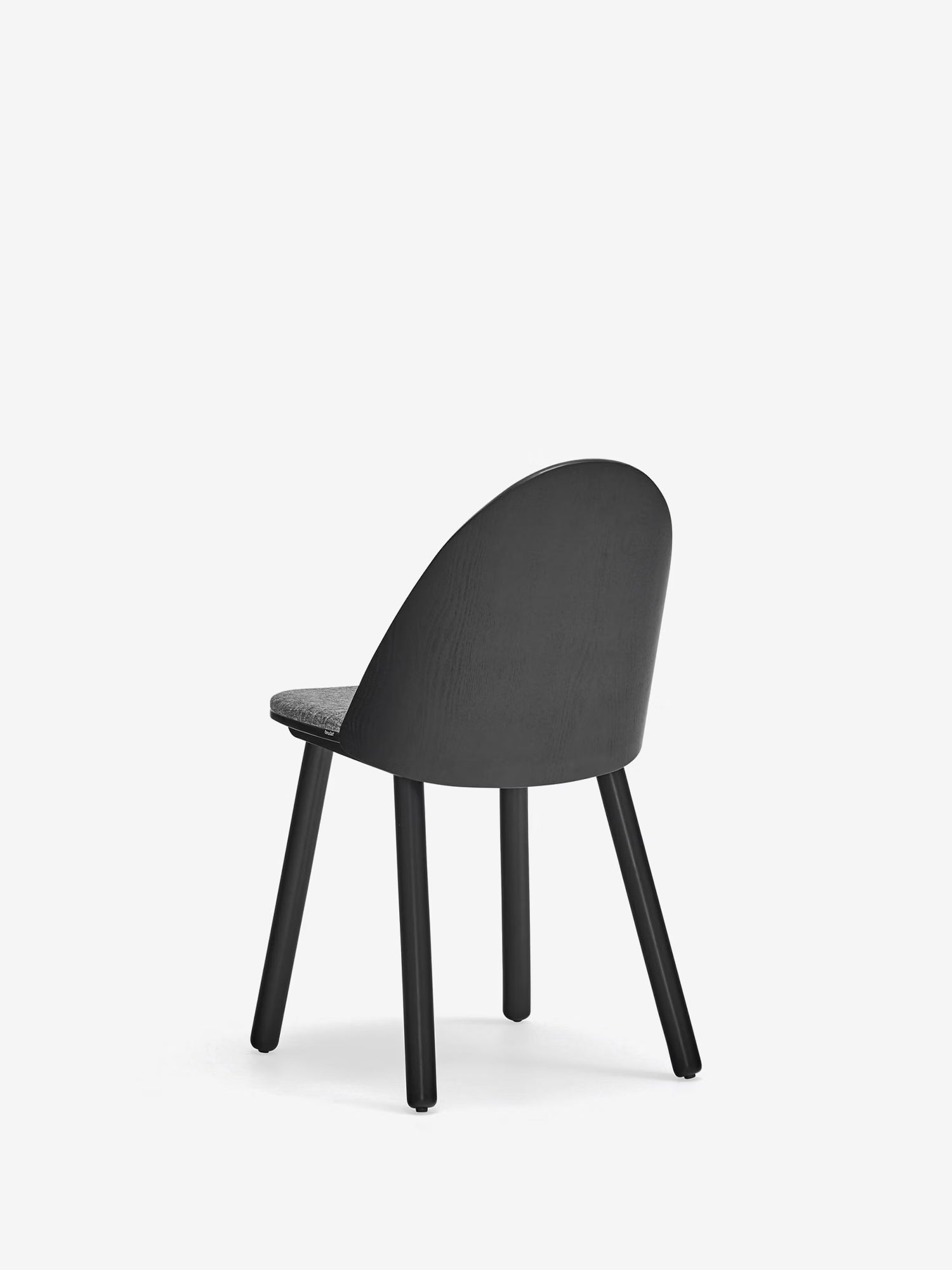 Uma Chaise en frêne et bois massif avec assise rembourrée en tissu