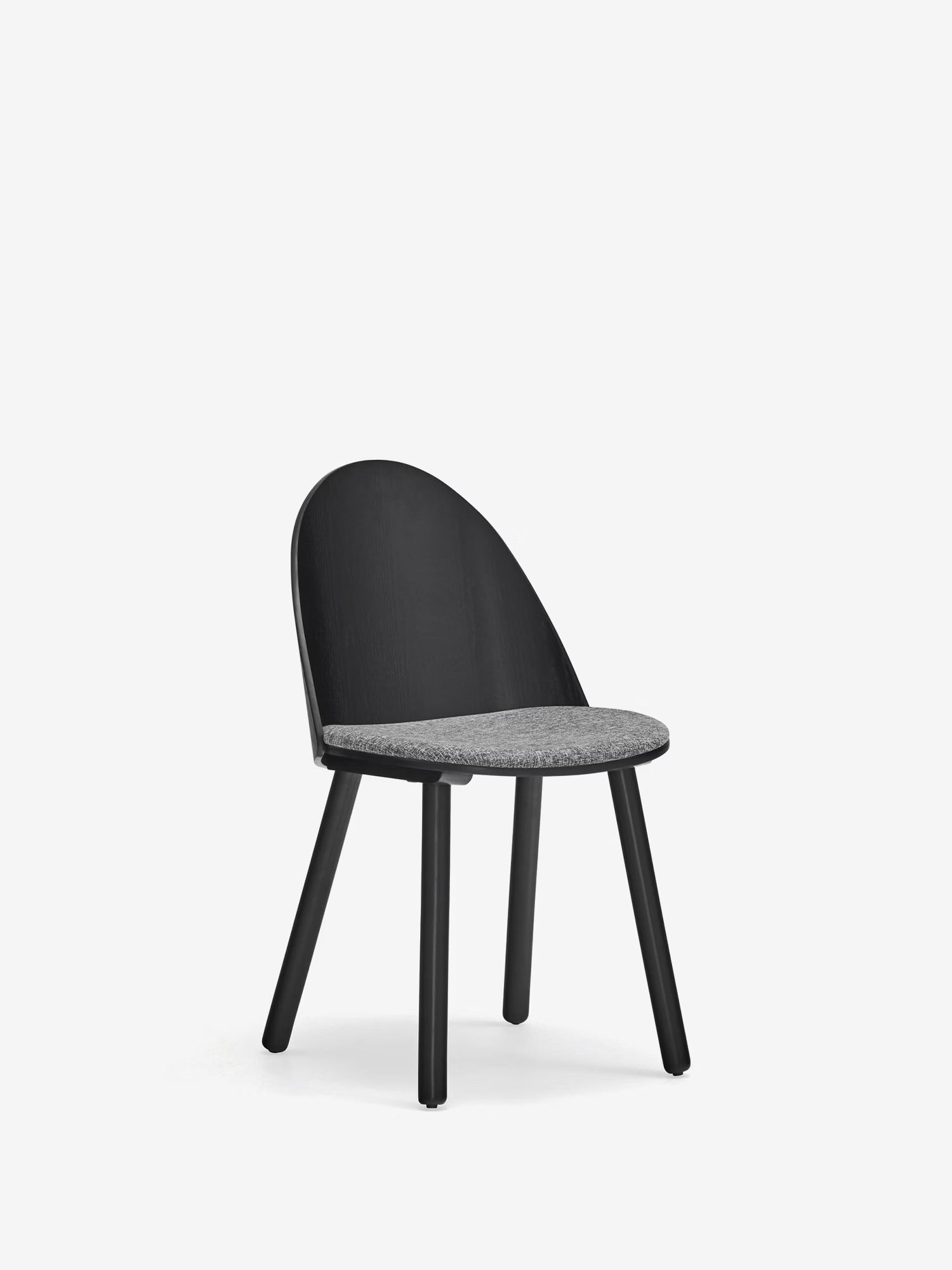 Uma Chaise en frêne et bois massif avec assise rembourrée en tissu