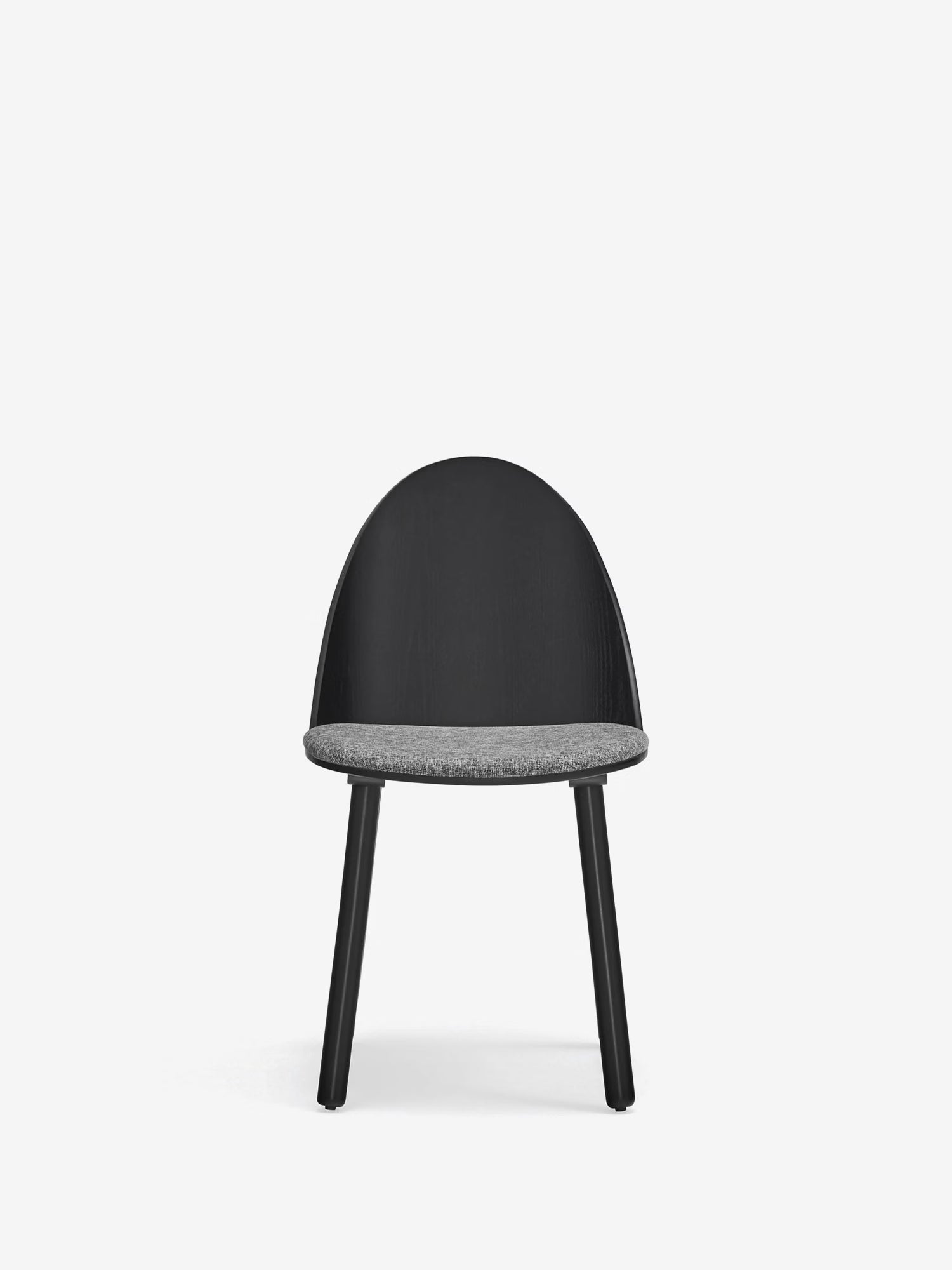Uma Chaise en frêne et bois massif avec assise rembourrée en tissu