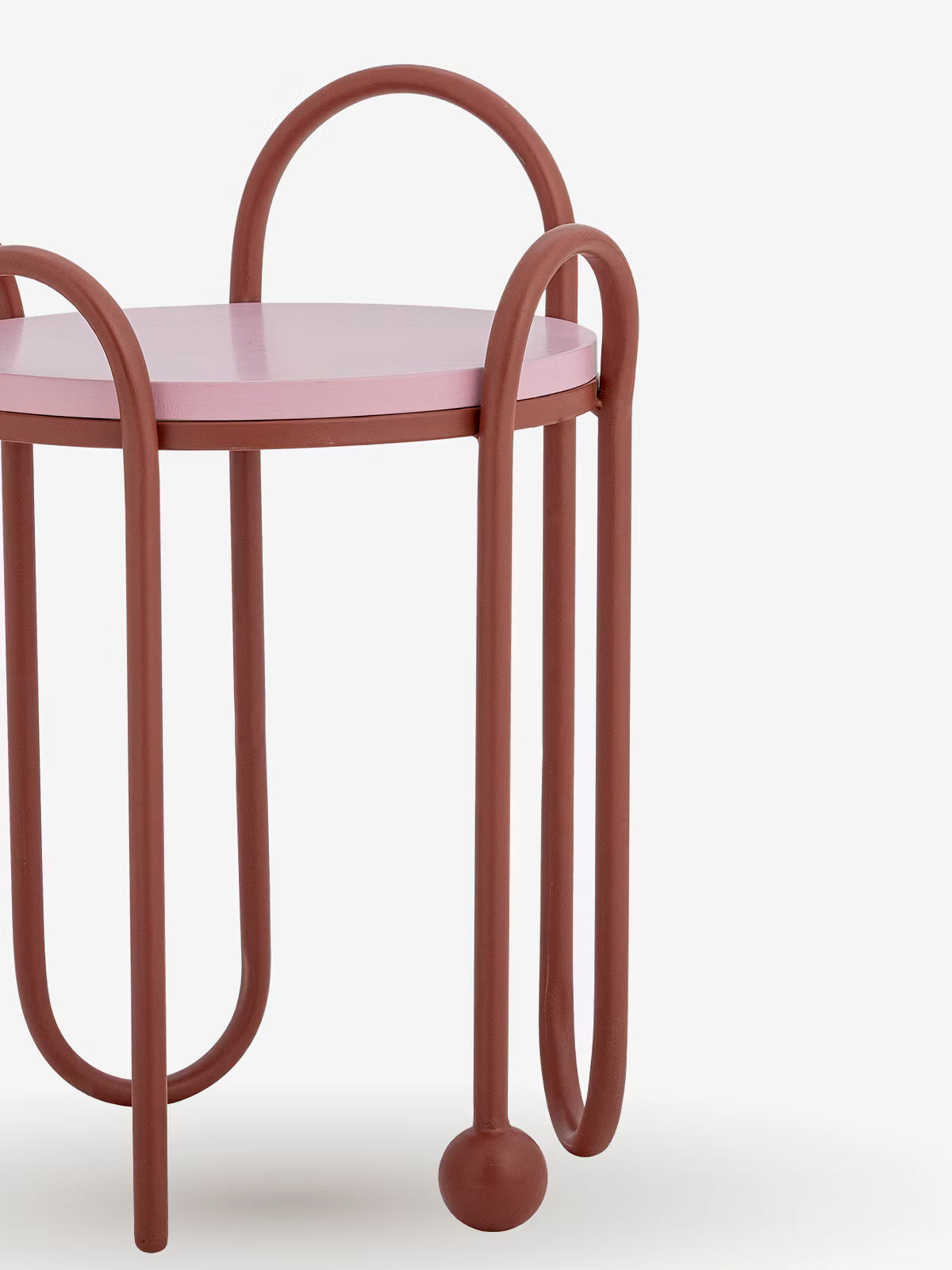 Whimsica Tavolino da appoggio rotondo in metallo rosso con piano rosa