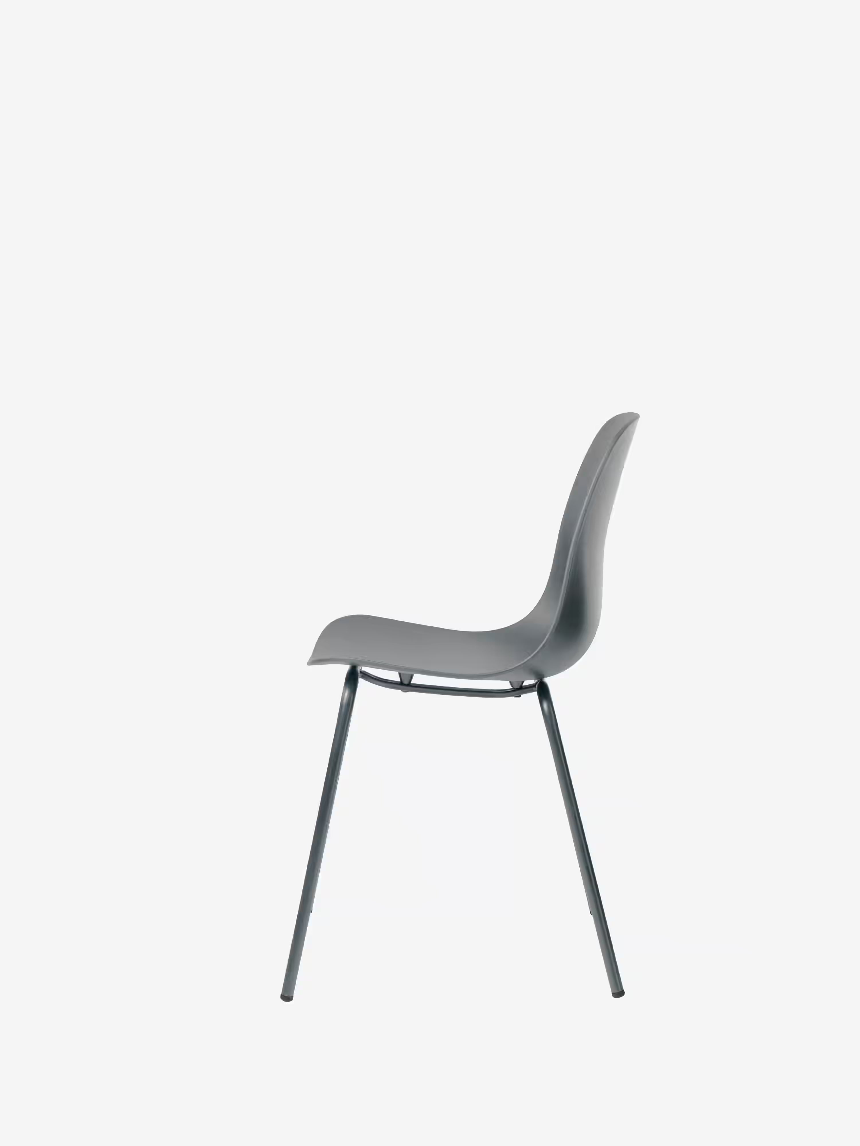 Whitby Chaise en polypropylène avec pieds en métal au design moderne
