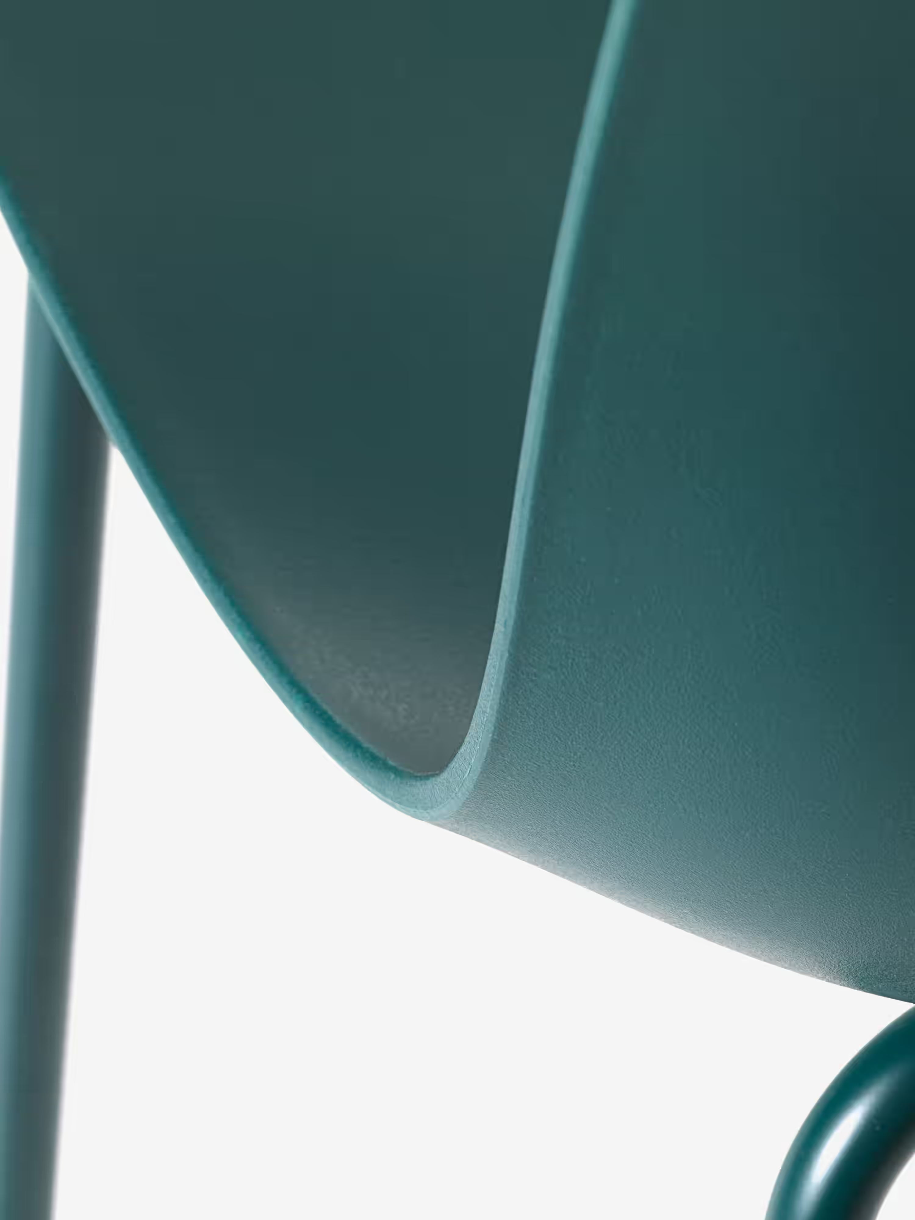 Whitby Chaise en polypropylène avec pieds en métal au design moderne