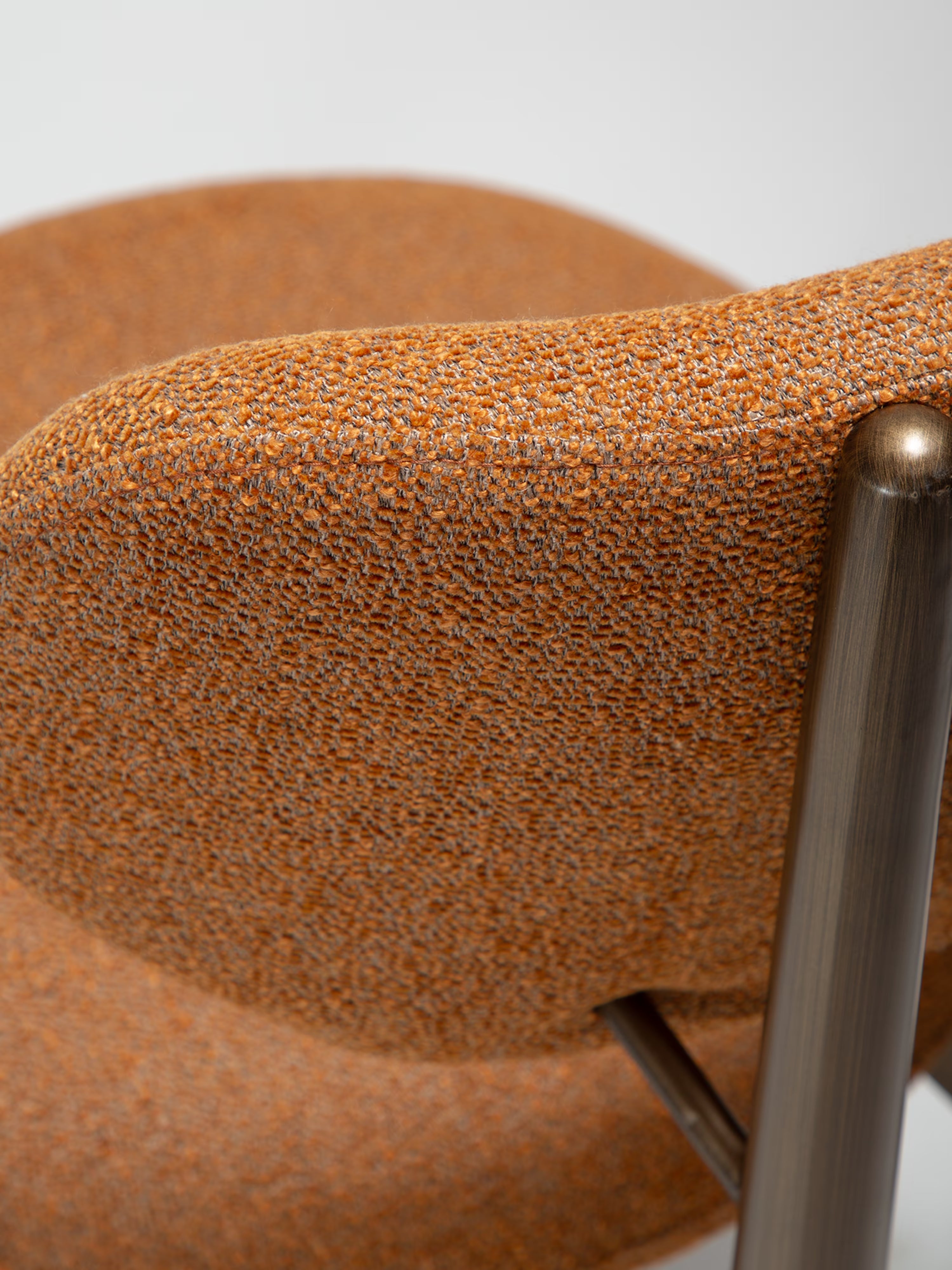 Woke chaise moderne en bouclé - pieds en métal au design scandinave