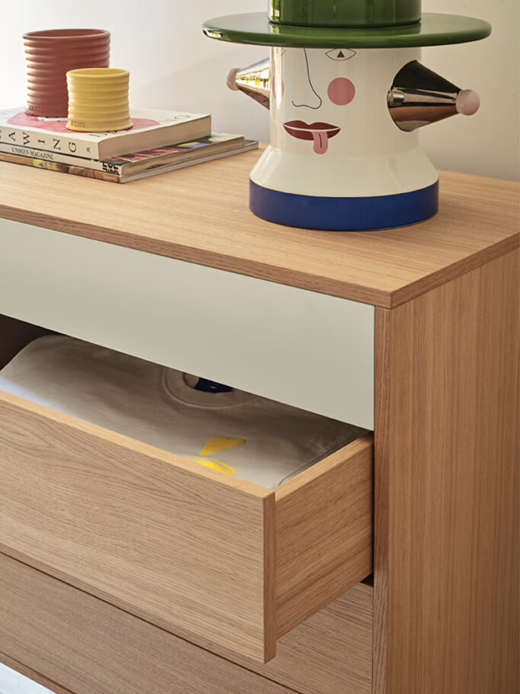 Yoko Cassettiera in rovere con cassetto superiore laccato - comò con base in metallo 90 x 91 cm