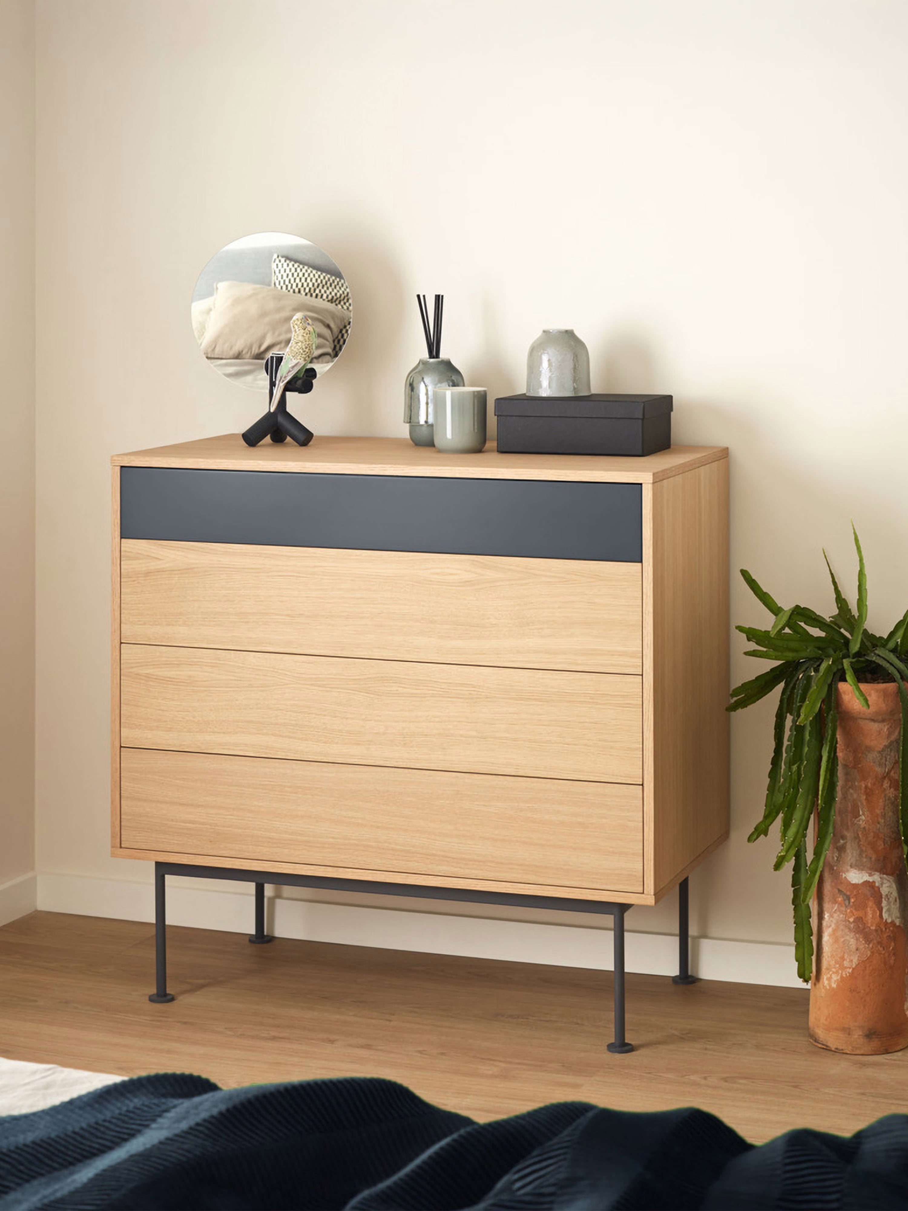 Yoko Cassettiera in rovere con cassetto superiore laccato - comò con base in metallo 90 x 91 cm