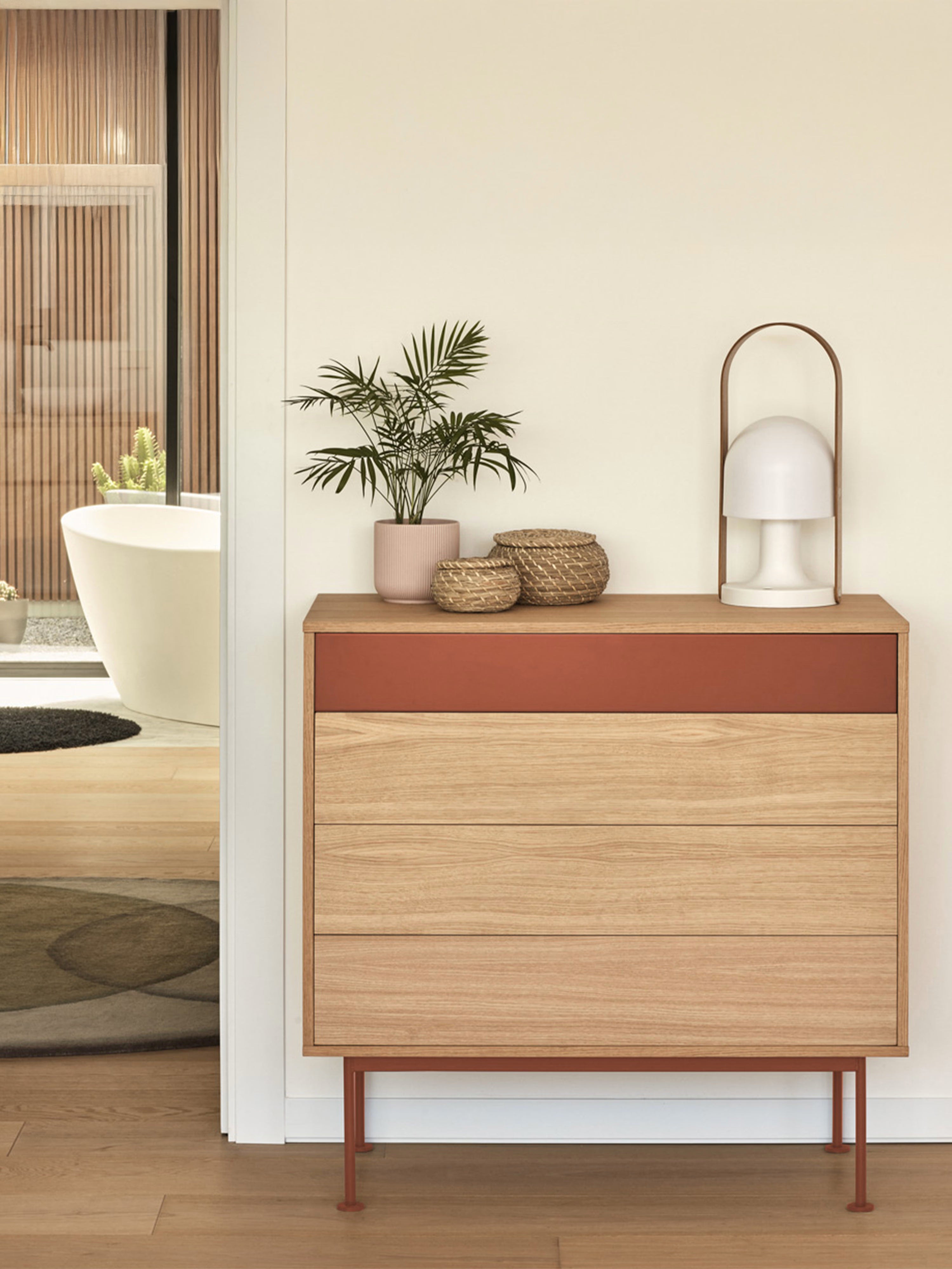Yoko Cassettiera in rovere con cassetto superiore laccato - comò con base in metallo 90 x 91 cm