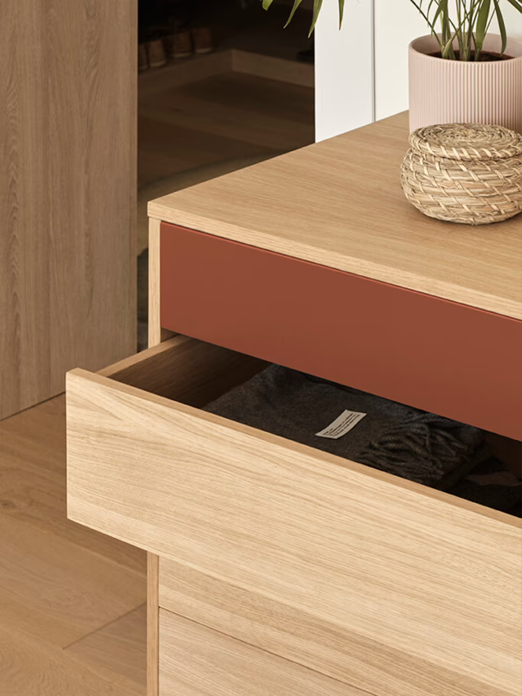 Yoko Cassettiera in rovere con cassetto superiore laccato - comò con base in metallo 90 x 91 cm