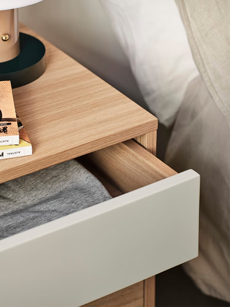 Yoko Comodino in rovere e MDF laccato - 2 cassetti e base in metallo