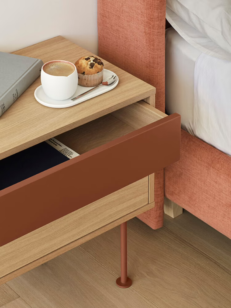 Yoko Comodino in rovere e MDF laccato - 2 cassetti e base in metallo