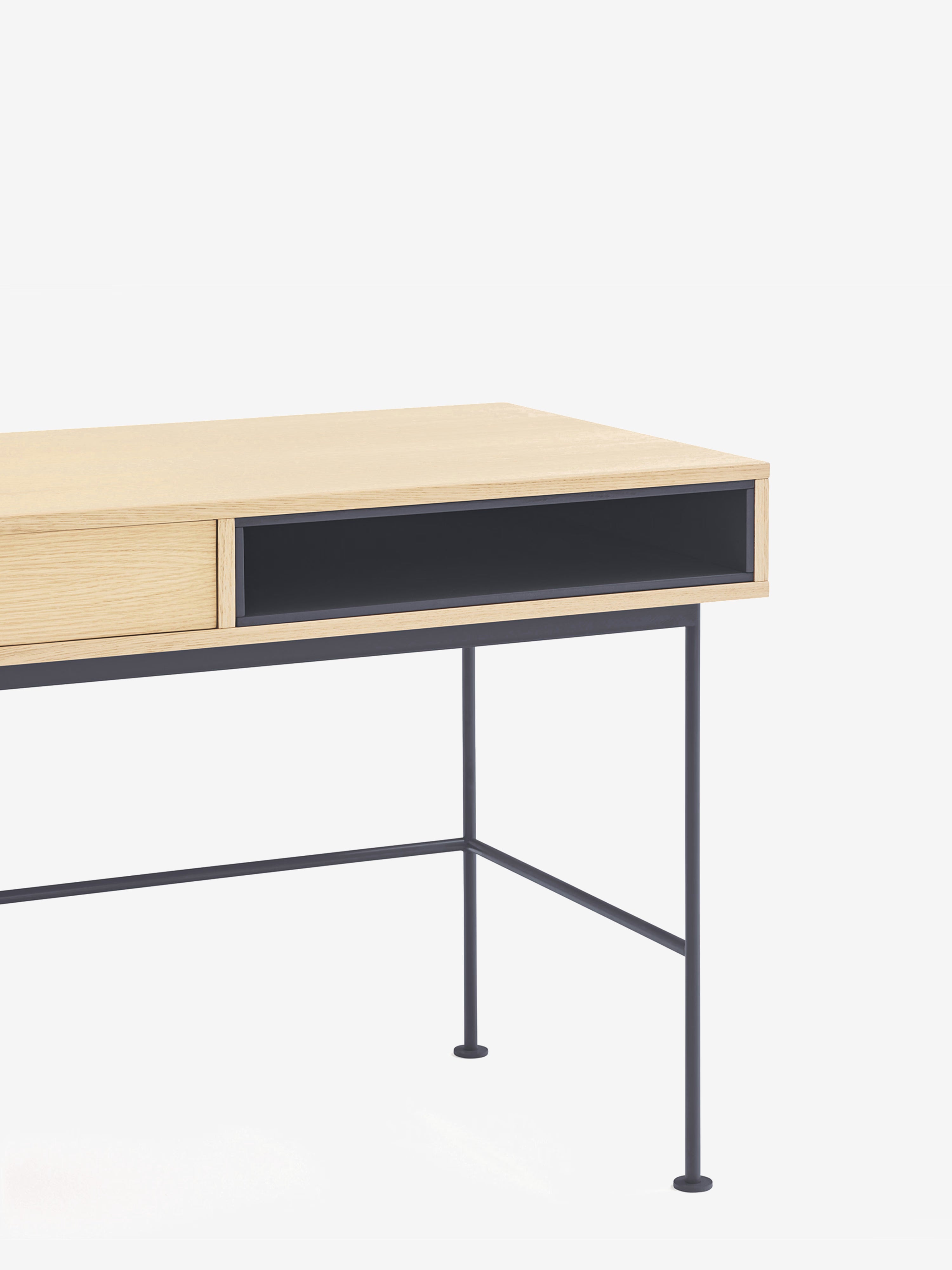 Yoko Schreibtisch 120 cm aus Eiche mit Schublade und lackiertem Fach sowie Metallbasis