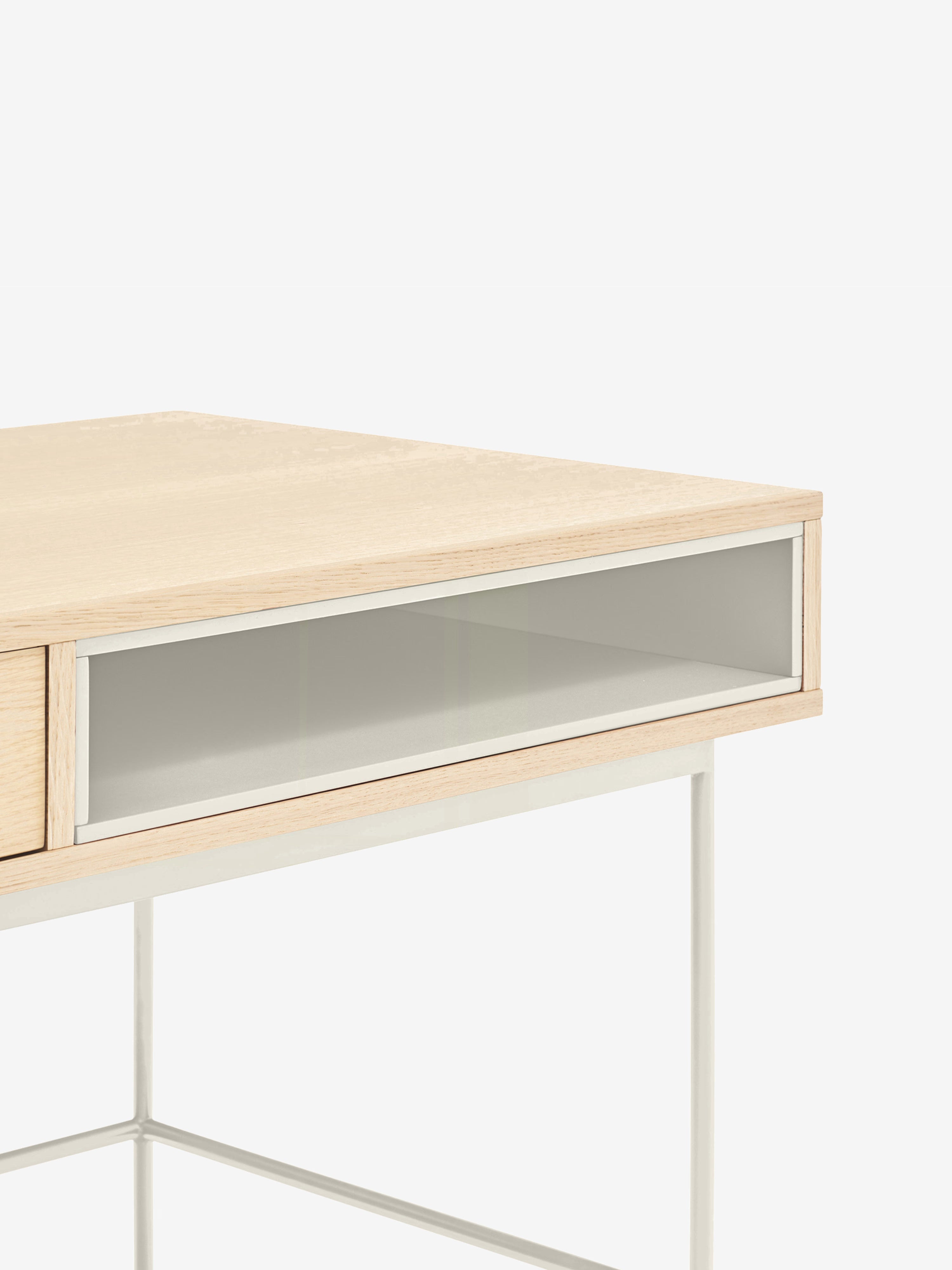 Yoko Schreibtisch 120 cm aus Eiche mit Schublade und lackiertem Fach sowie Metallbasis