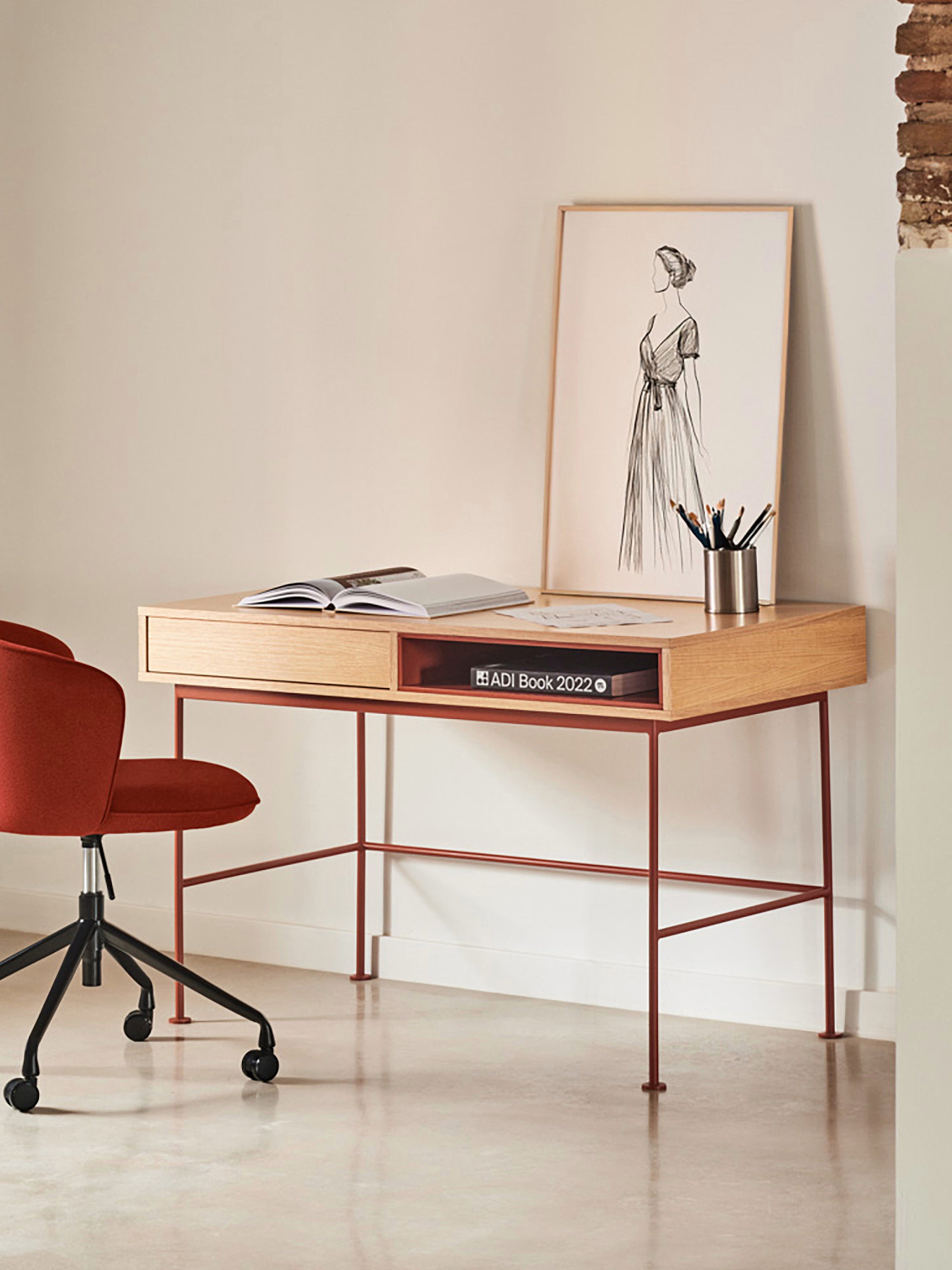 Yoko Schreibtisch 120 cm aus Eiche mit Schublade und lackiertem Fach sowie Metallbasis
