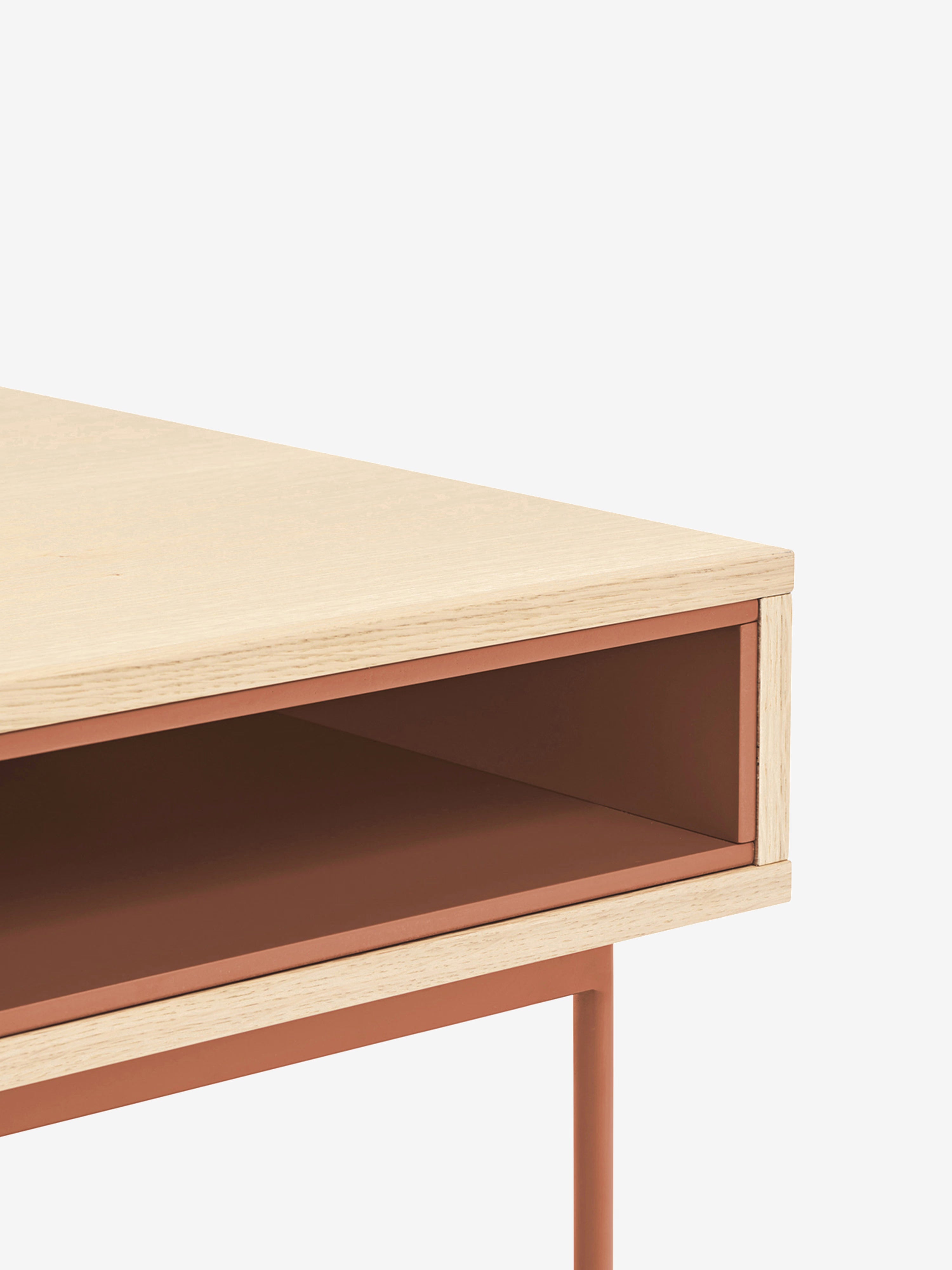 Yoko Schreibtisch 120 cm aus Eiche mit Schublade und lackiertem Fach sowie Metallbasis