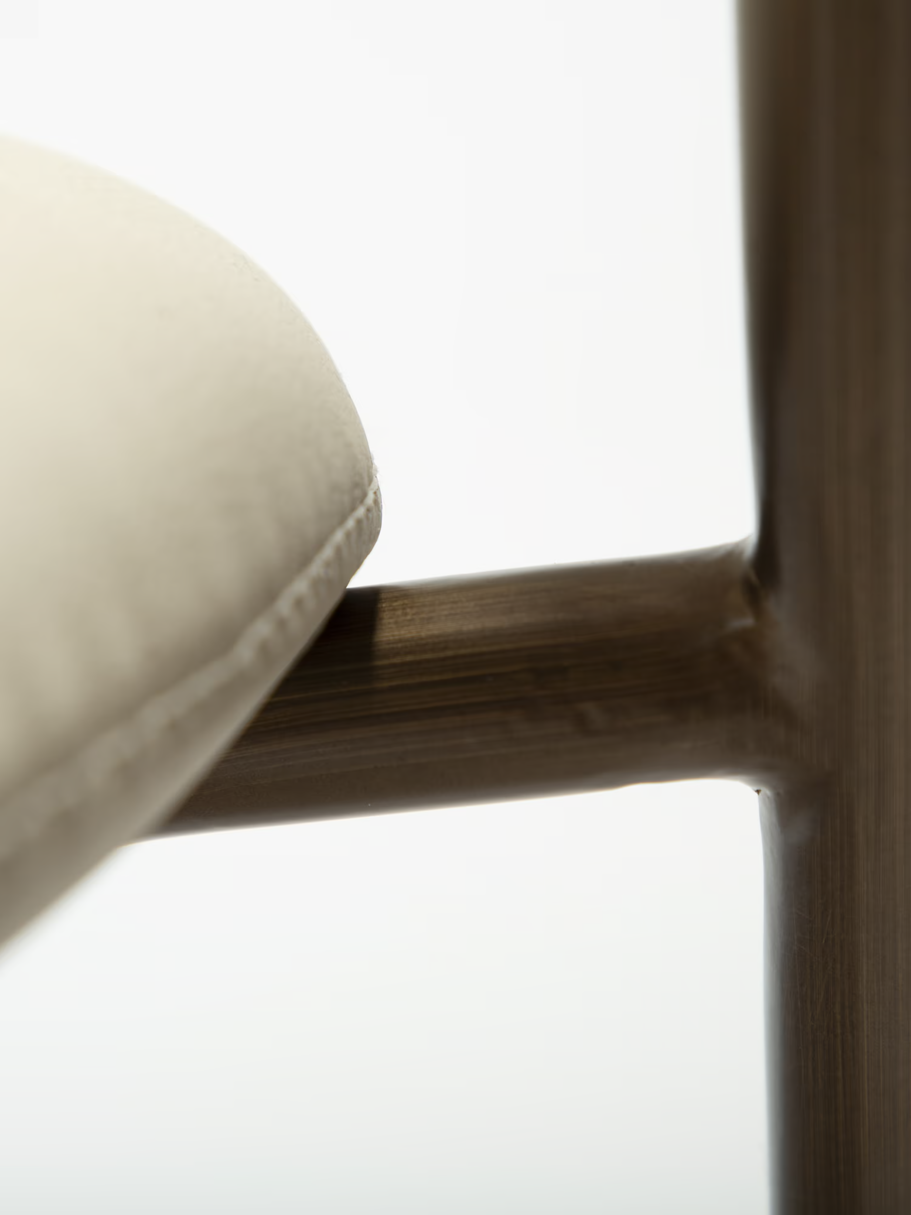 Zone Stuhl aus Kunstleder und Metallgestell - Skandinavische Eleganz und zeitgemäßer Komfort