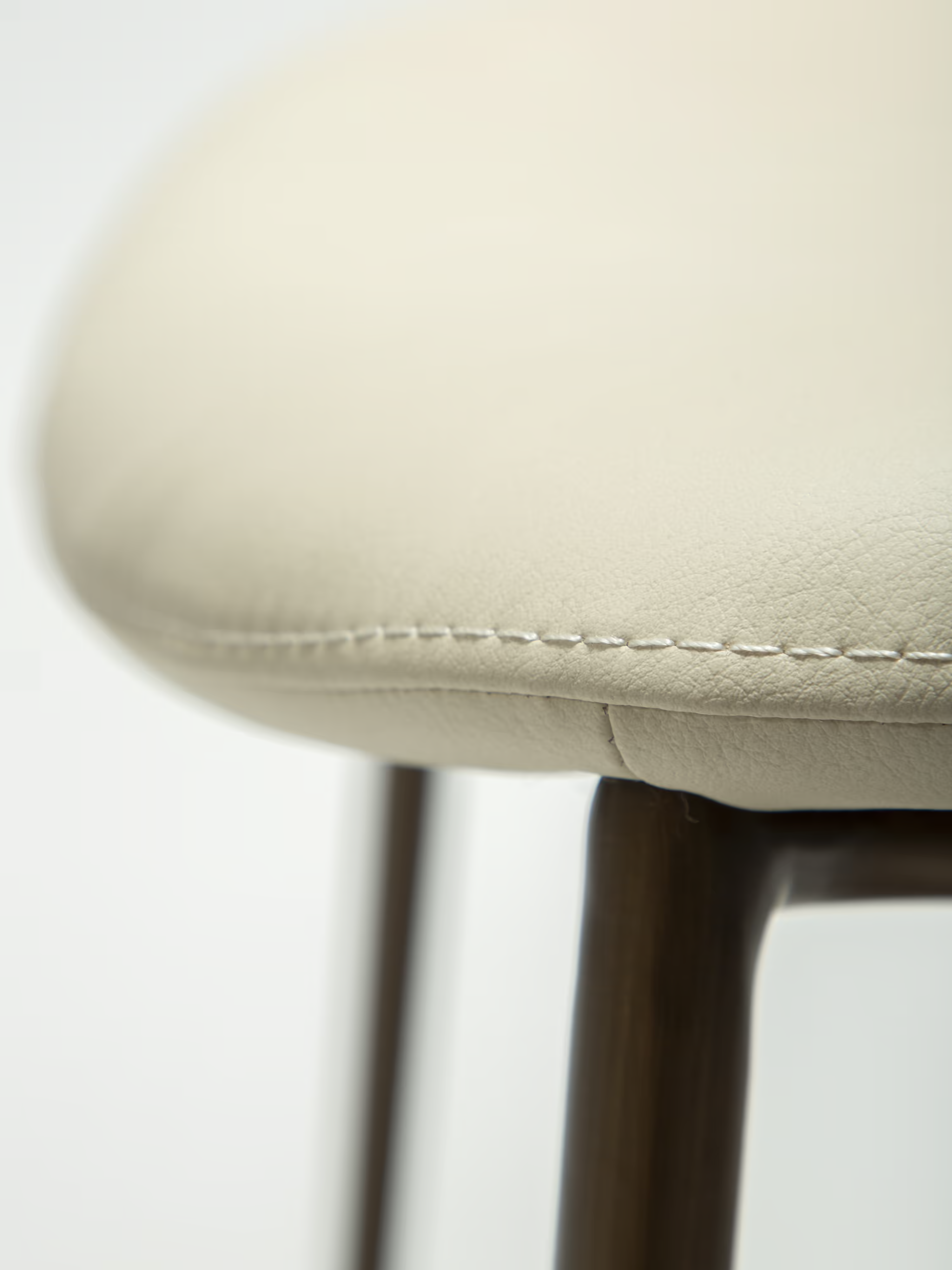 Zone Stuhl aus Kunstleder und Metallgestell - Skandinavische Eleganz und zeitgemäßer Komfort
