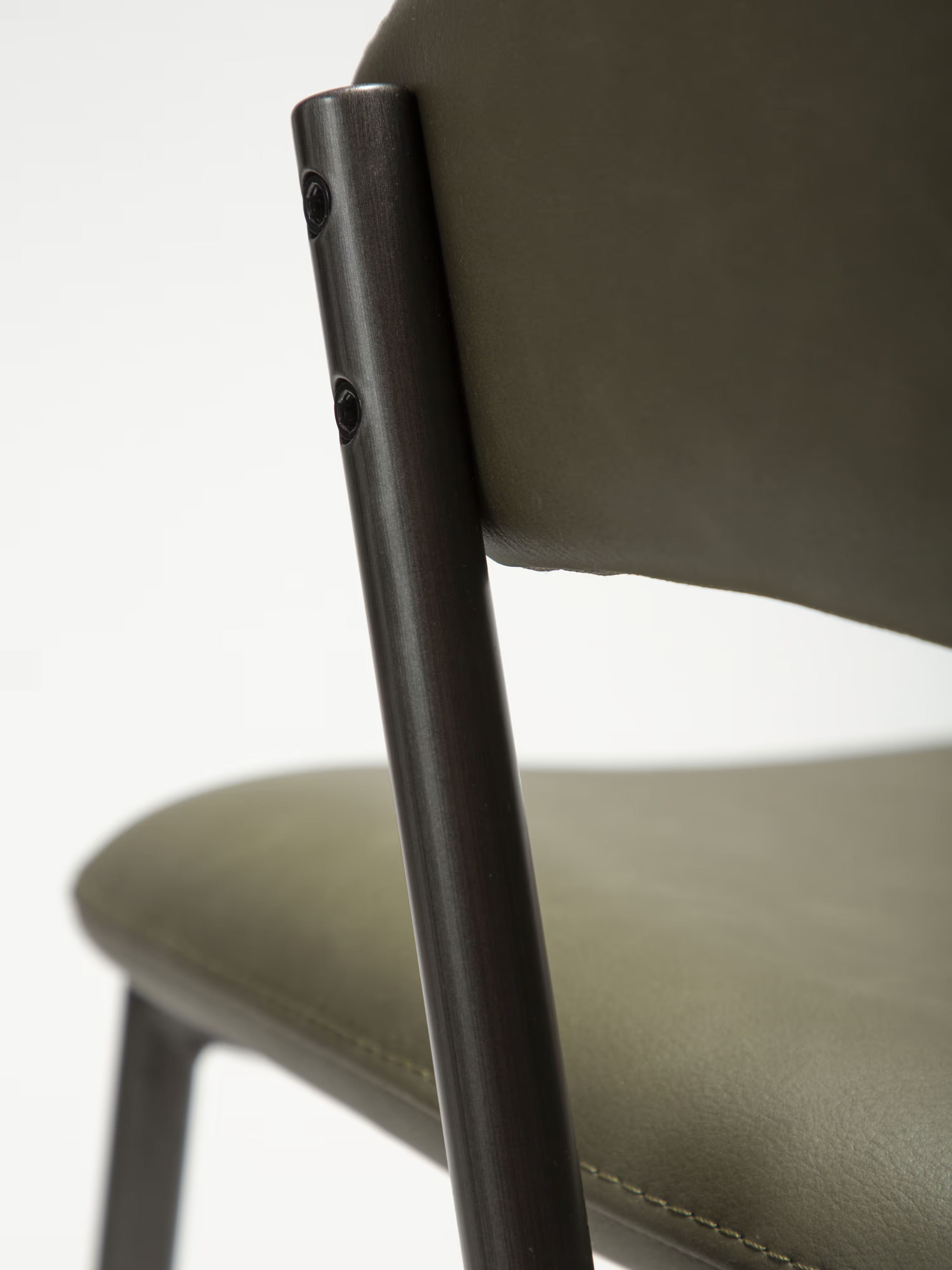 Zone Stuhl aus Kunstleder und Metallgestell - Skandinavische Eleganz und zeitgemäßer Komfort